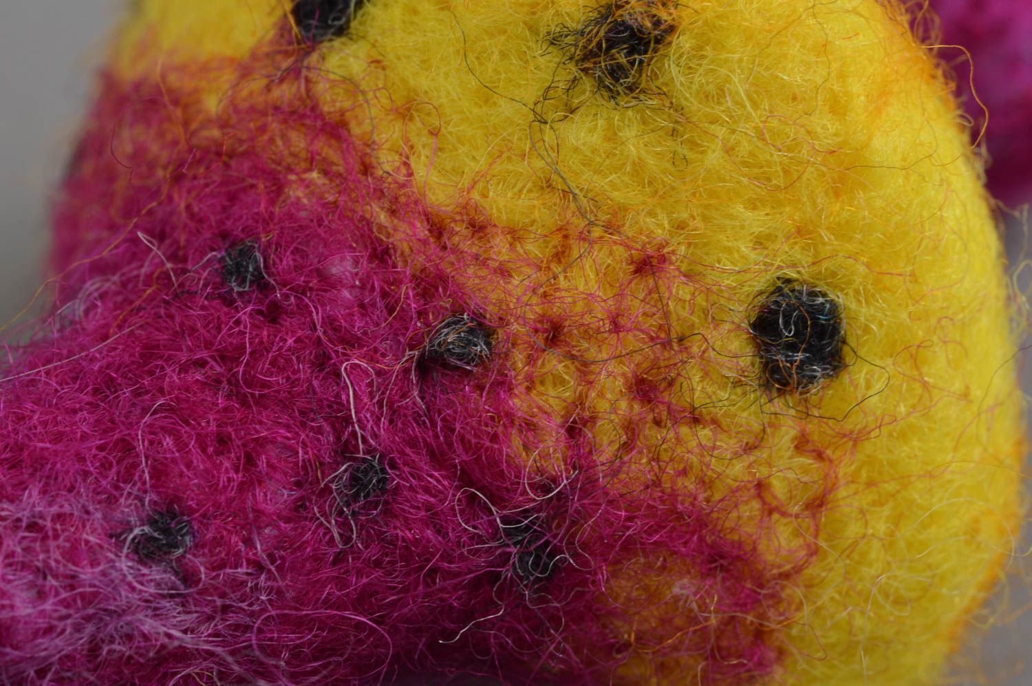 Lila schöne Brosche aus Wolle in Walken Technik Pilz künstlerische Handarbeit foto 5