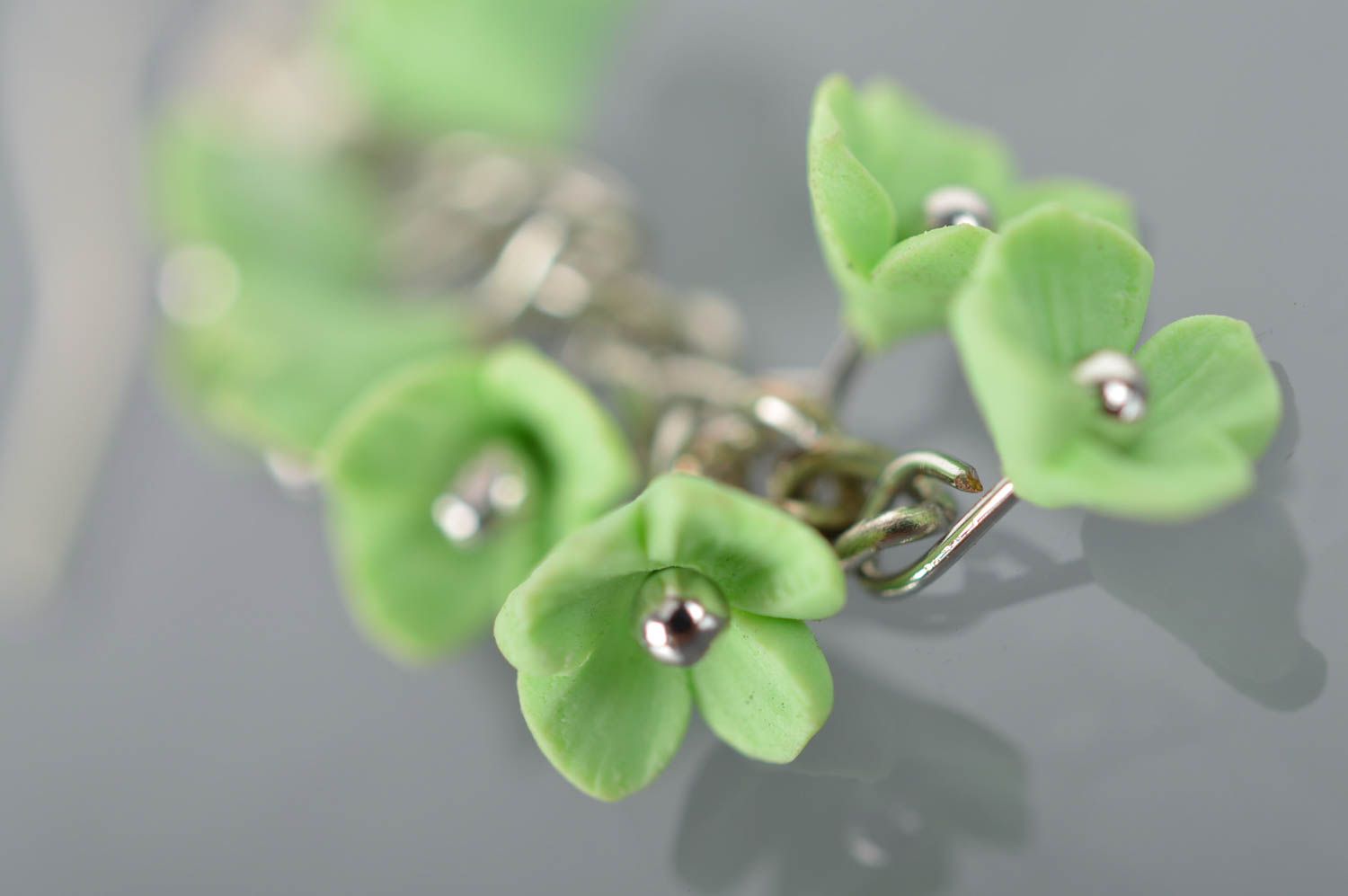 Boucles d'oreilles fleurs petites vert anis faites main en pâte polymère photo 4