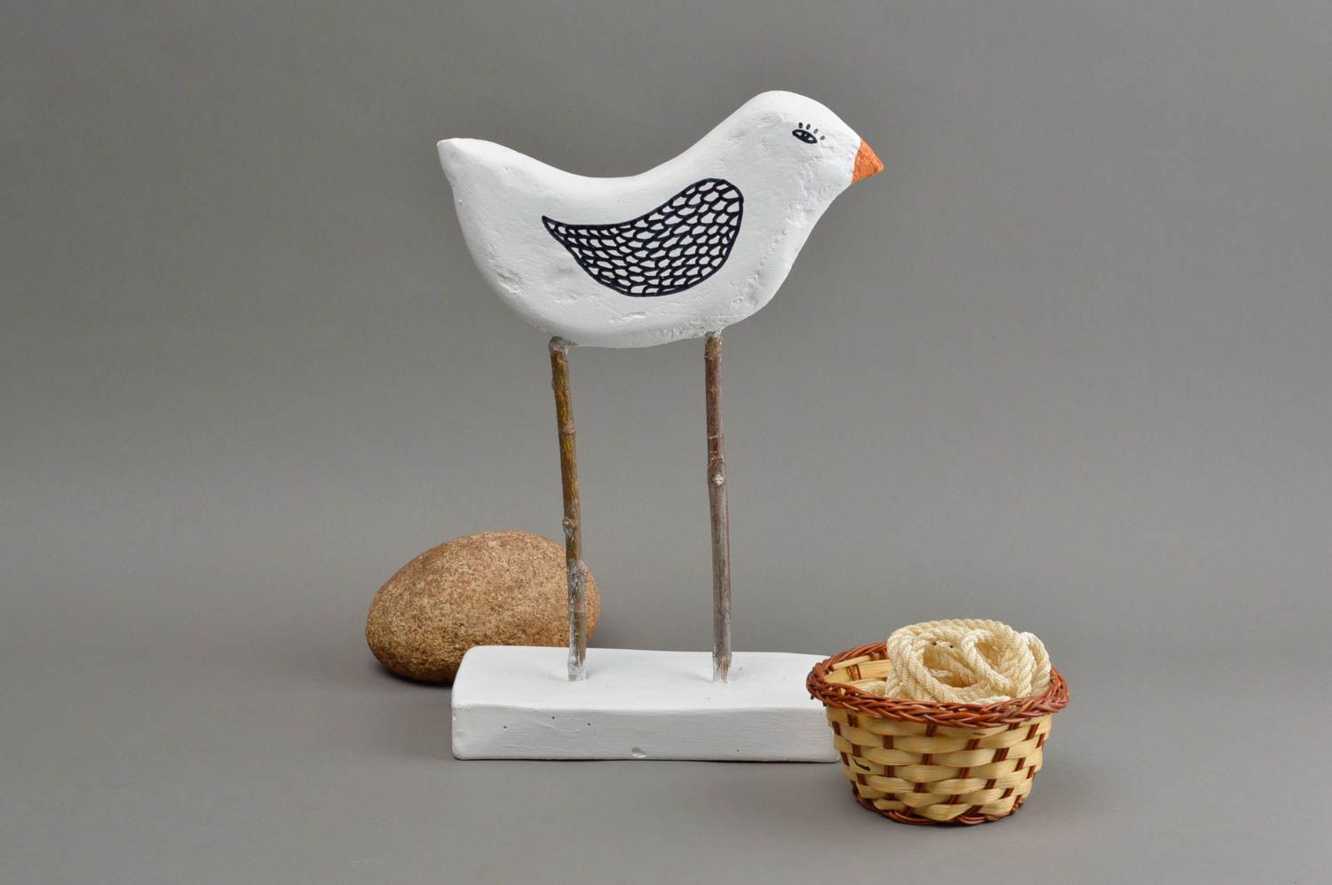 Kleine schöne originelle handmade Vogel Figur aus Gips mit Bemalung auf Ständer  foto 1
