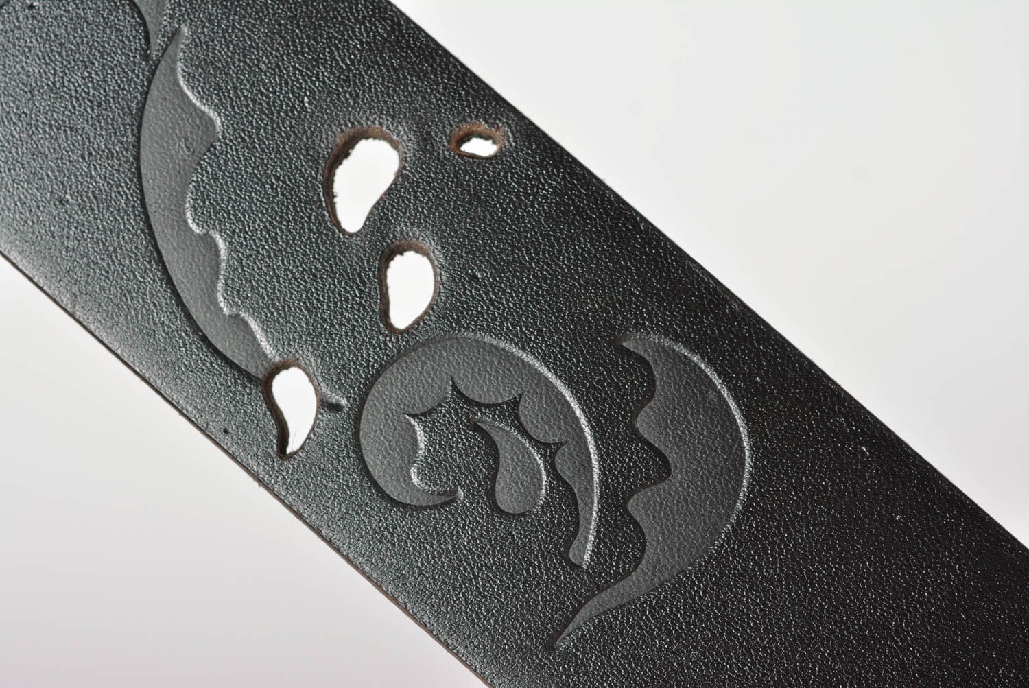 Ремень ручной работы кожаный ремень пояс из кожи черный с металлической бляхой фото 4