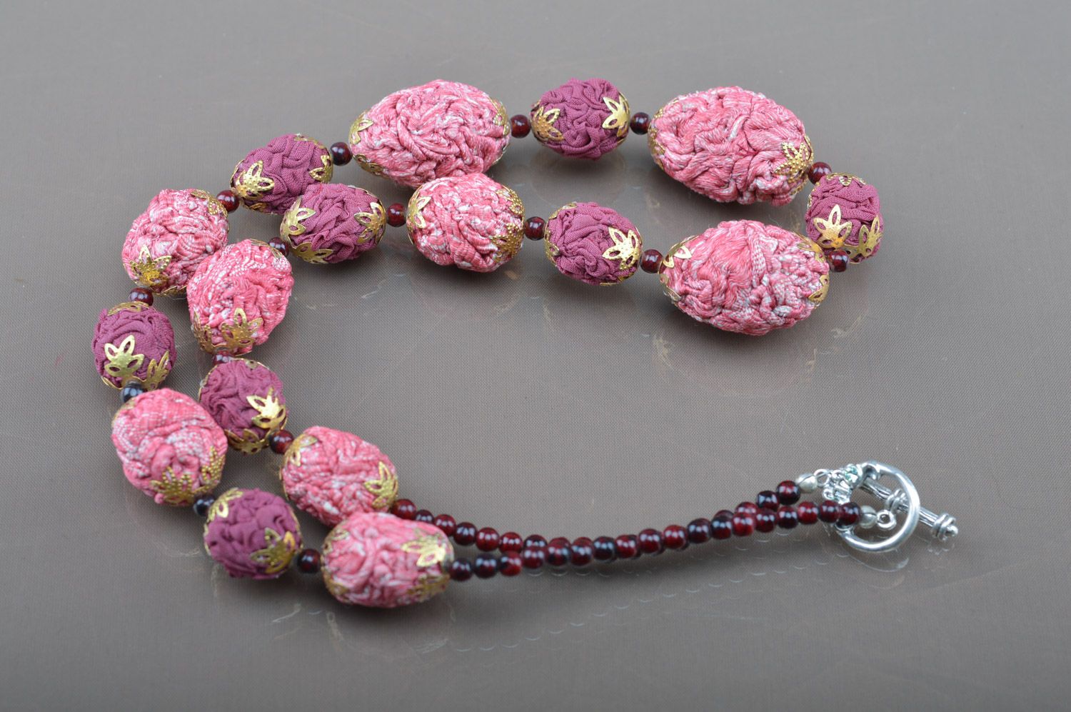 Handgemachte massive lila Textil Halskette aus Baumwollkugeln und Glasperlen foto 4