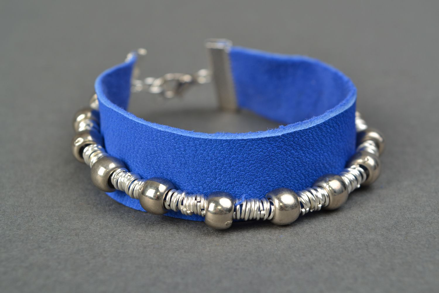 Bracelet en cuir naturel bleu avec chaînette  photo 1