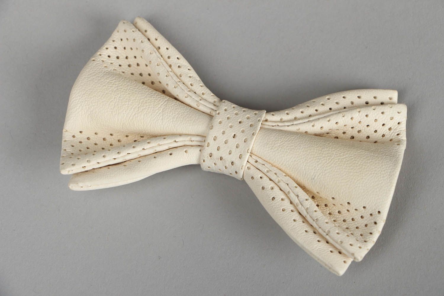 Gravata borboleta branca feita de couro genuíno foto 1