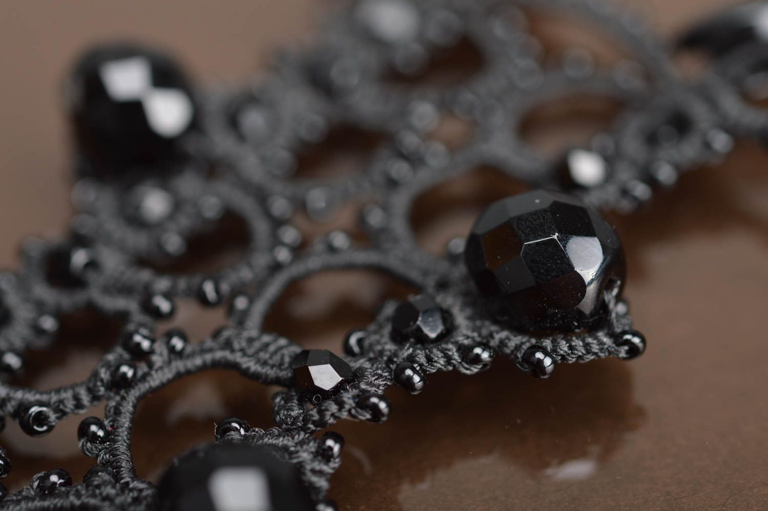 Schwarzes Schmuckset Ajour Ohrringe und Armband mit Kristallen handmade foto 4