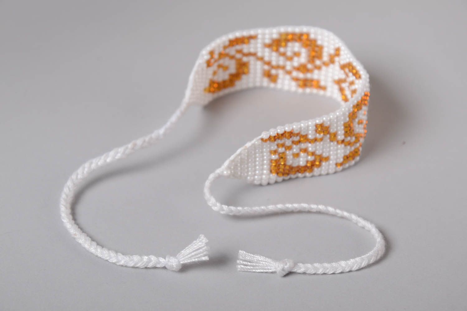 Bracelet en perles de rocaille et fils fait main blanc avec couleur d'or photo 4