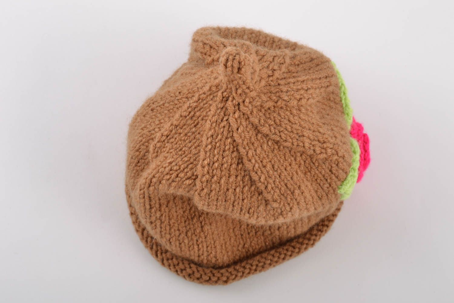 Bonnet pour fillette tricoté en coton fait main brun avec fleur rose de design photo 5