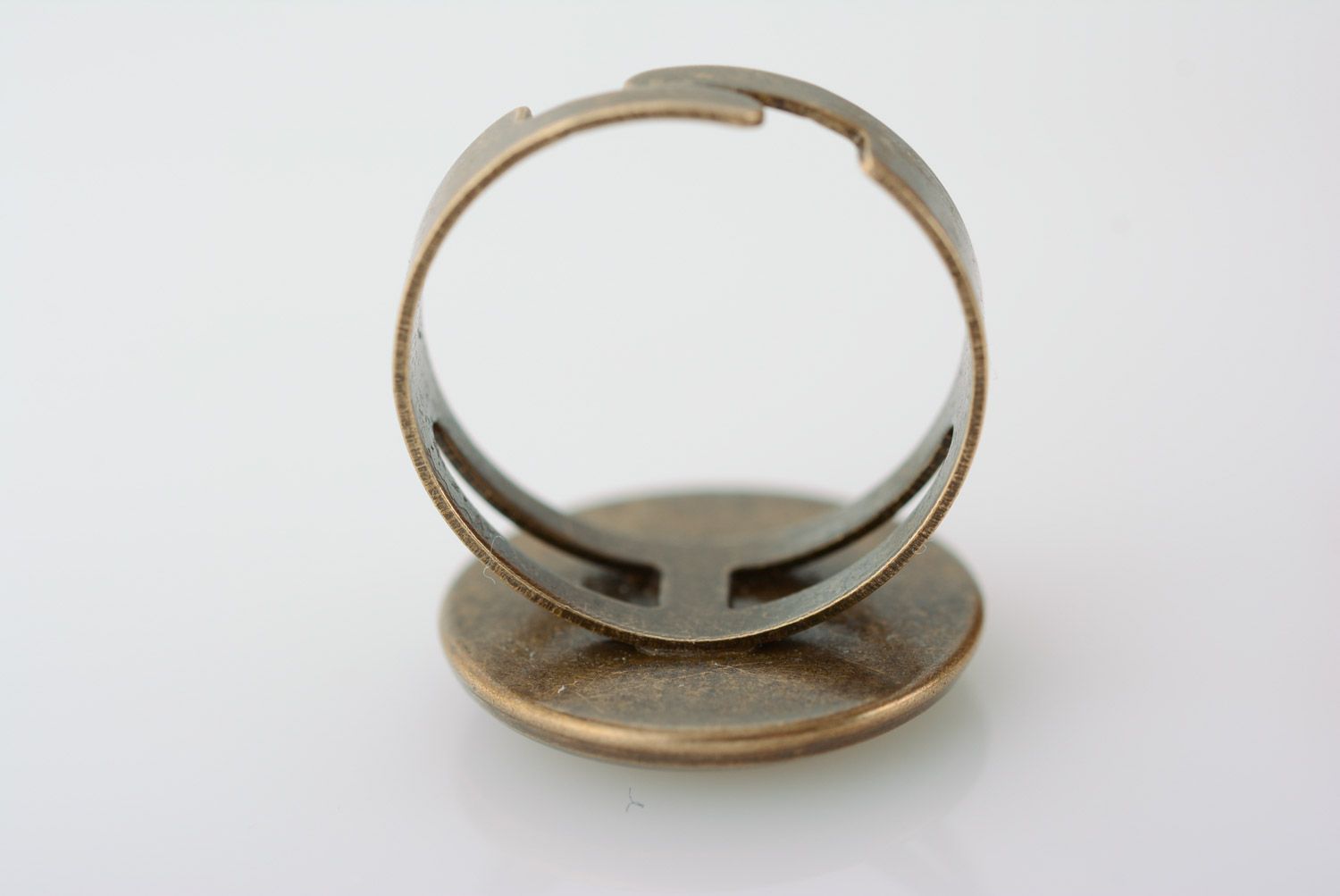 Круглое кольцо перстень ручной работы с лепестком под эпоксидной смолой  фото 5