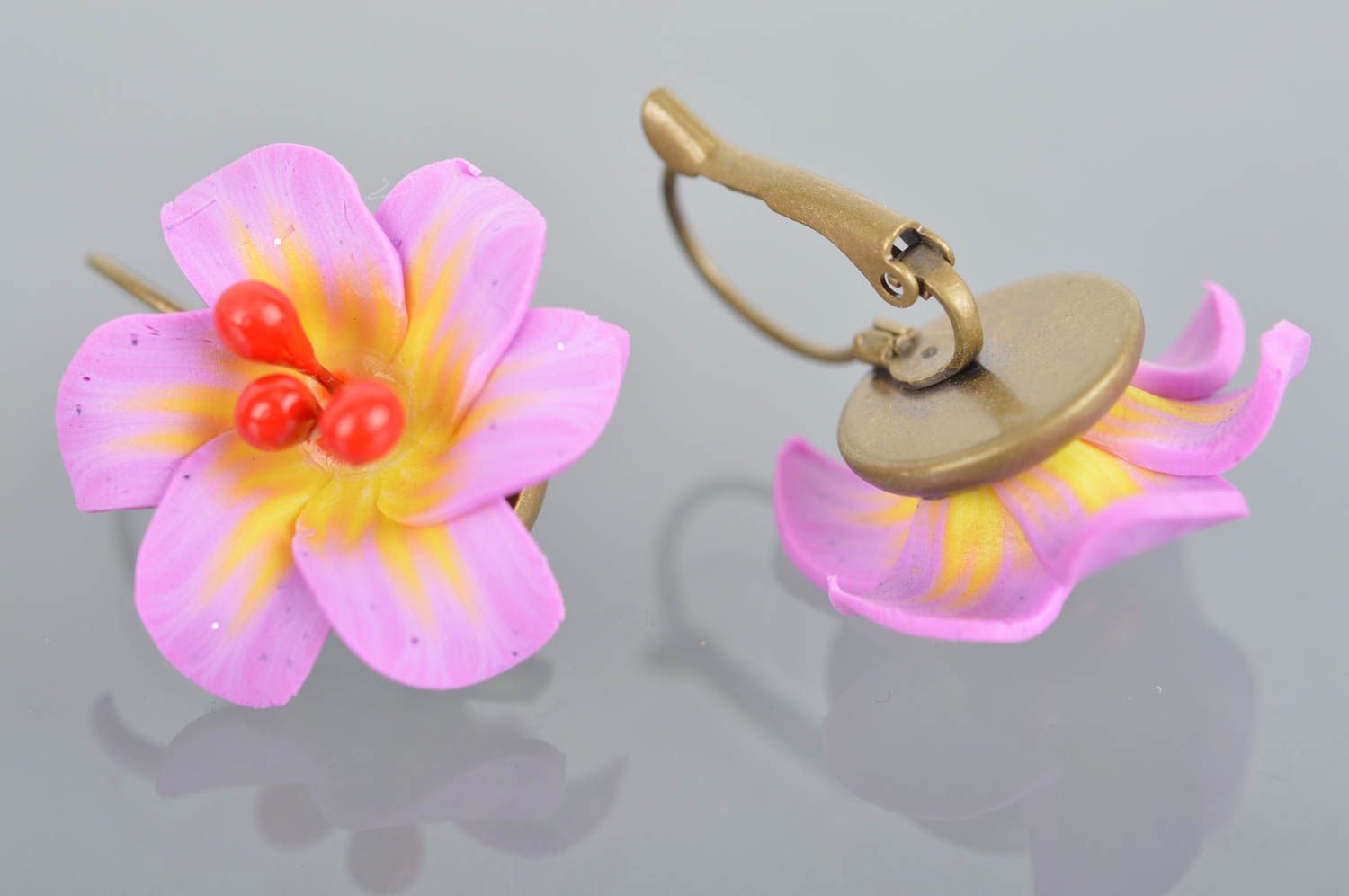 Feine violette originelle handgemachte Ohrringe aus Polymerton mit Blumen foto 5