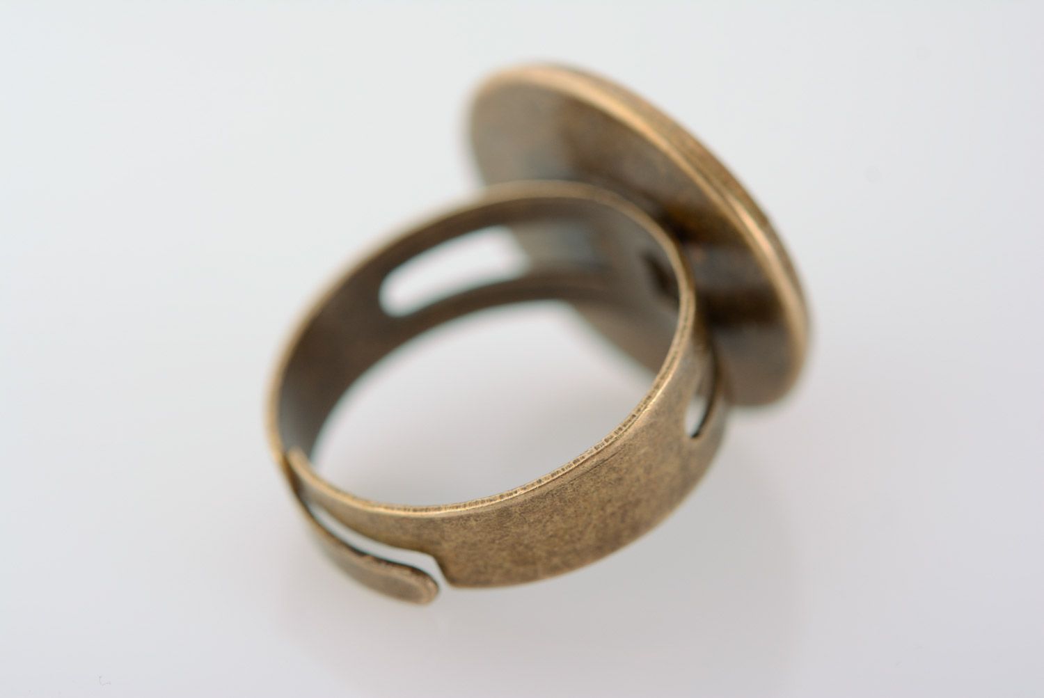 Металлическое кольцо с живым цветком в эпоксидной смоле ручной работы винтажное фото 3