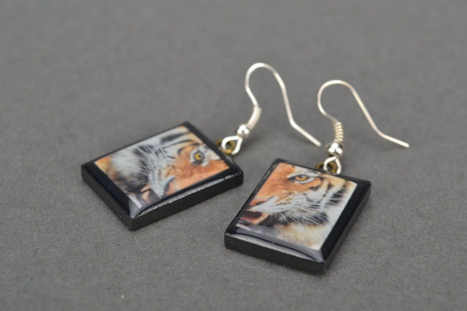 Earrings with rectangular pendants photo 3
