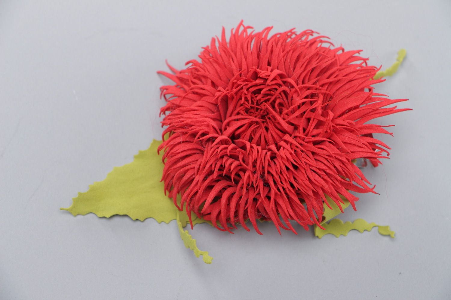 Брошь-заколка из пластичной замши ручной работы в виде пышного красного цветка фото 3