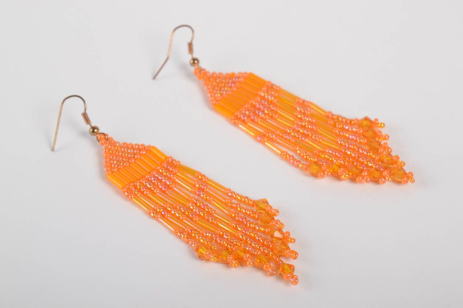 Оранжевые серьги из бисера ручной работы с подвесками красивые яркие женские фото 3
