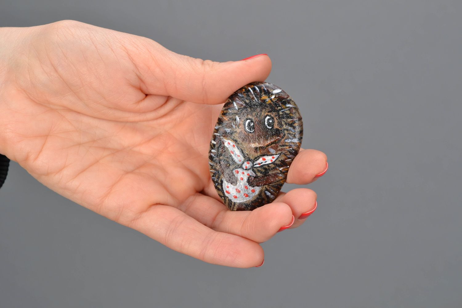 Морской камень для декора детской с росписью Ежик фото 2