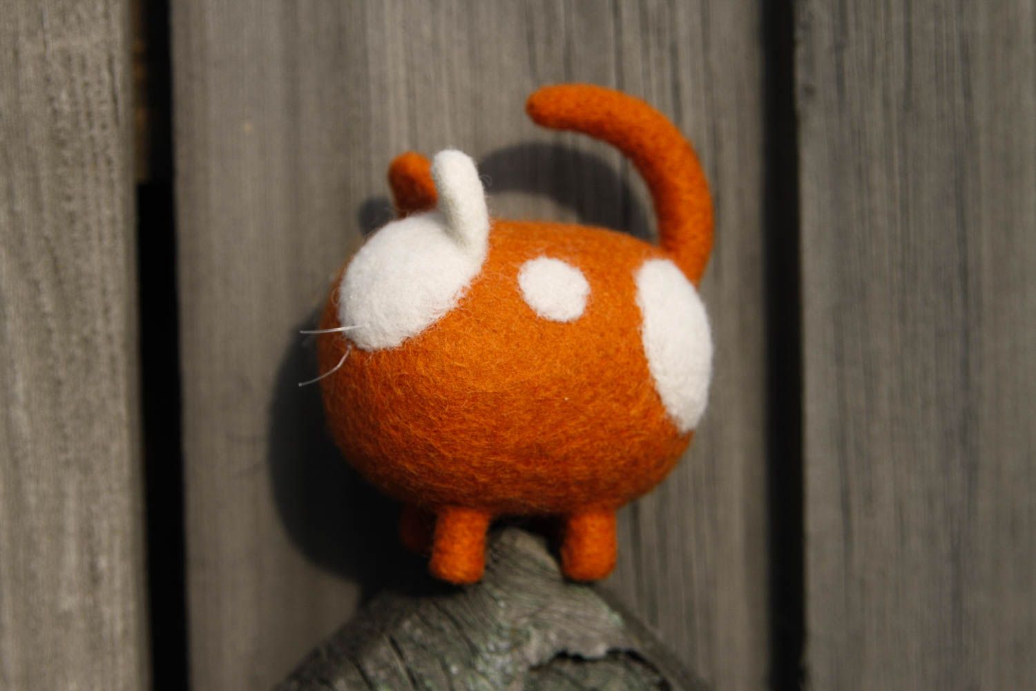 Gefilzte Figur handgefertigt Katze Spielzeug originelles Geschenk orange weiß foto 1