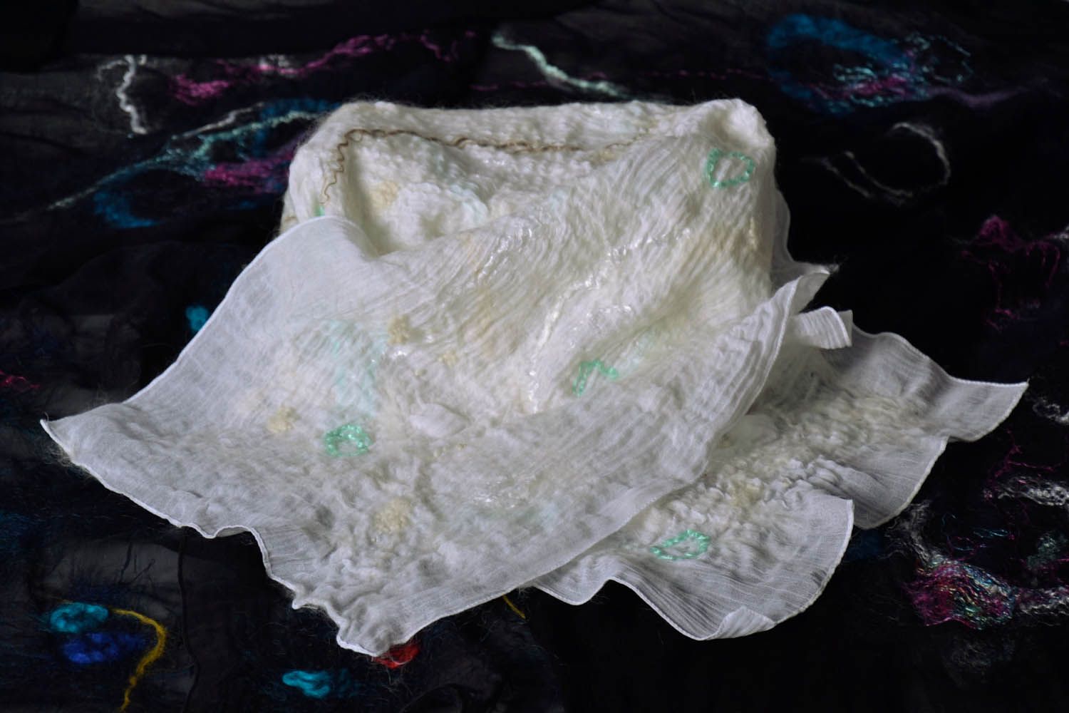 Xale de lã em técnica de feltragem lenço feminino feito à mão acessório de mulher foto 1