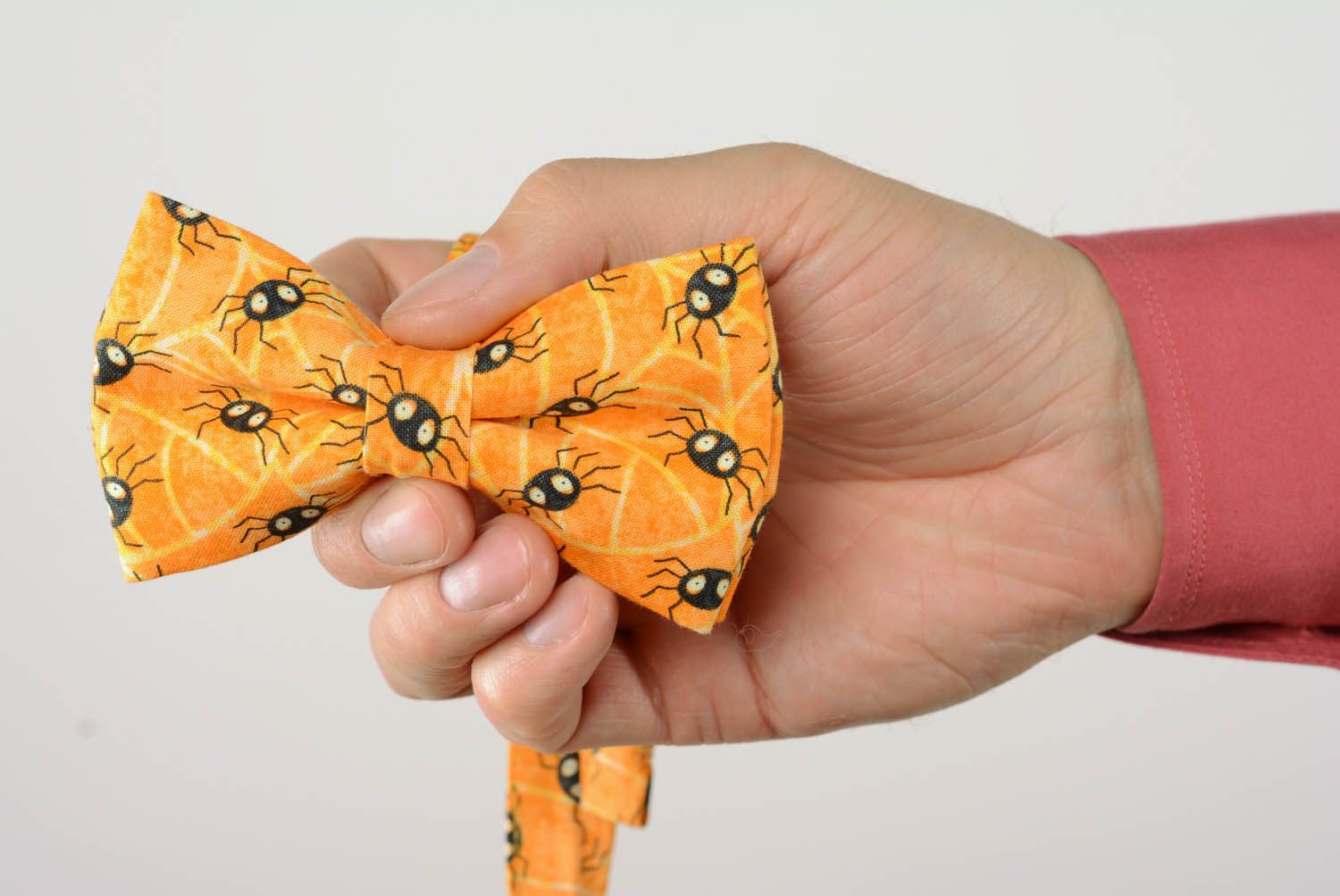 Gravata borboleta artesanal feita de tecido Aranhas foto 5
