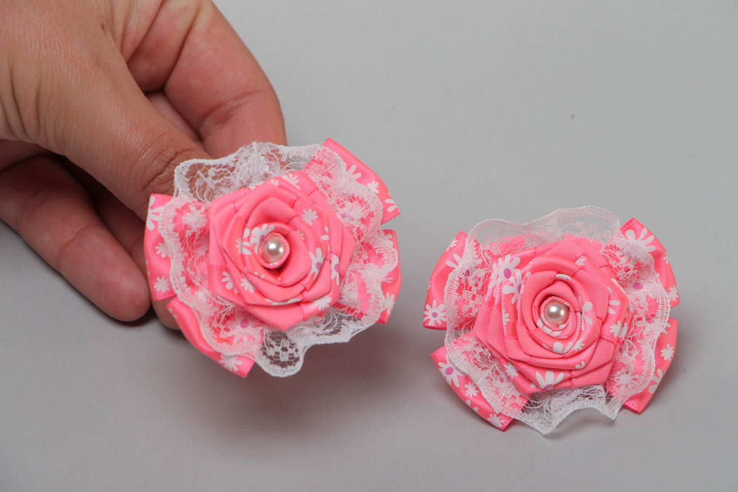 Gomas para el pelo artesanales con flores pequeñas rosadas con encaje y cuentas foto 5