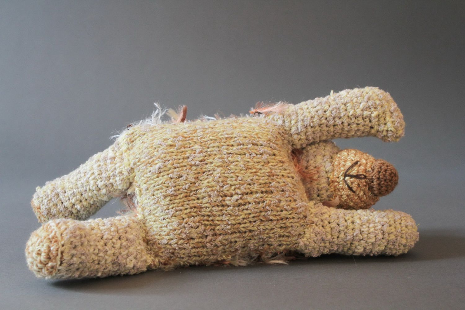 Giocattolo a maglia fatto a mano pupazzo a forma di orsetto che dorme  foto 2