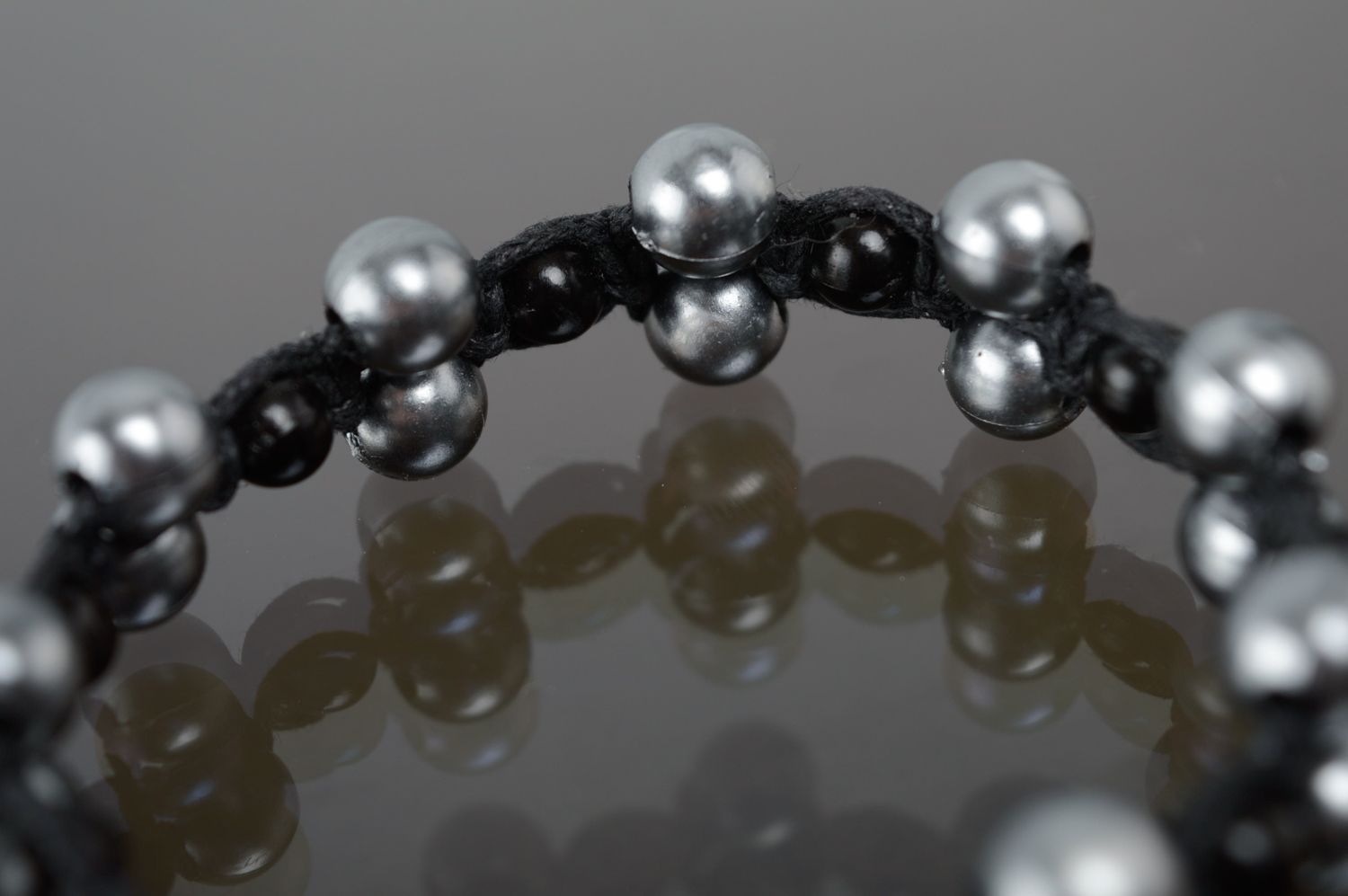 Bracelet en macramé lacet noir ciré et perles grises céramiques fait main photo 2
