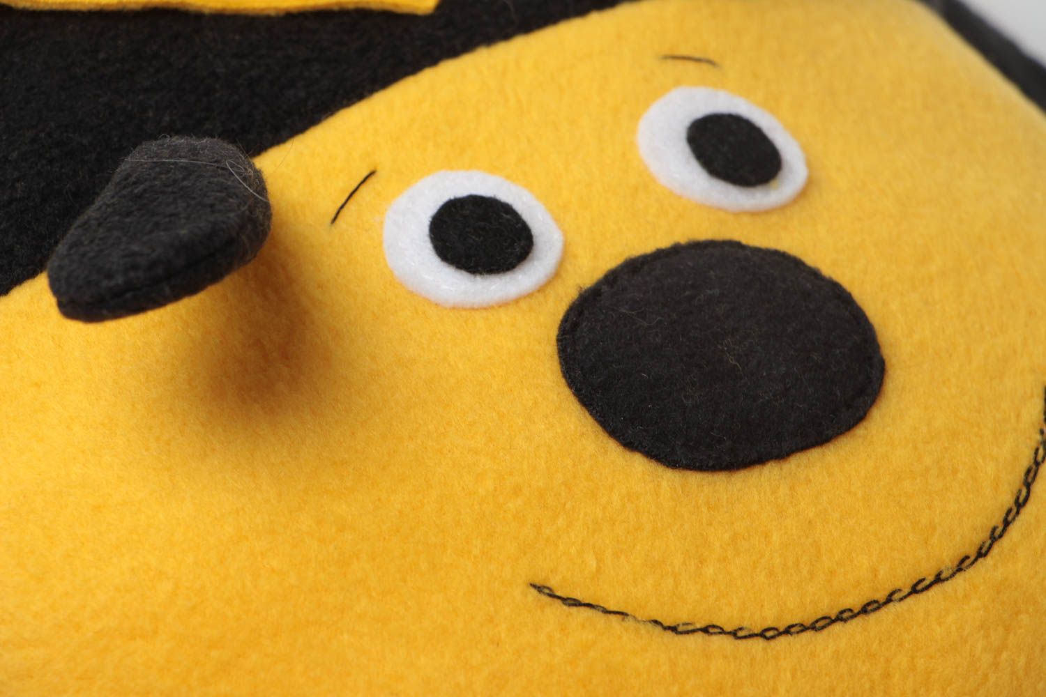 Игрушка подушка для ребенка в виде пчела желтая с черным небольшая ручной работы фото 4