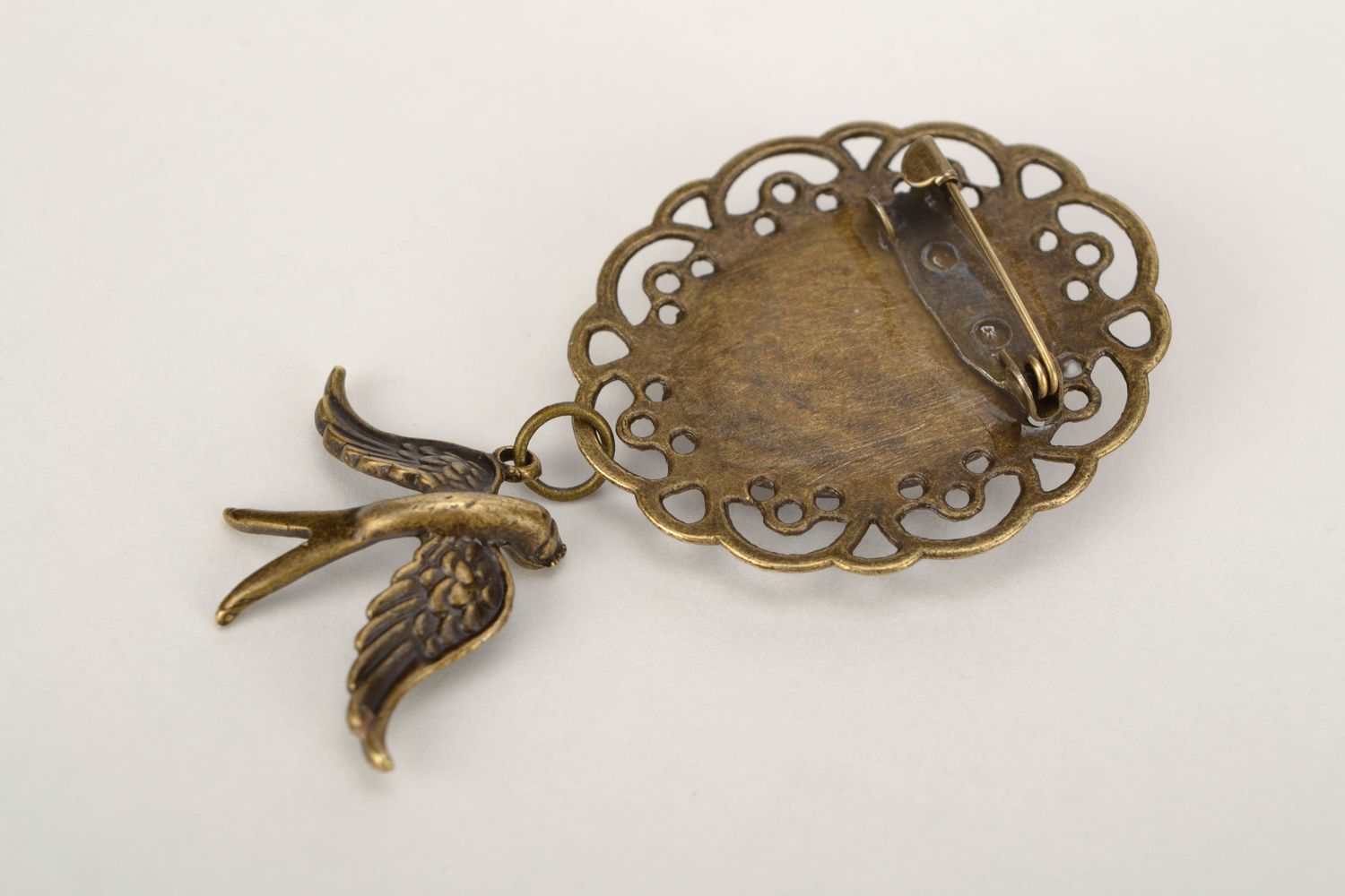 Vintage metal brooch with cameo and swallow photo 4