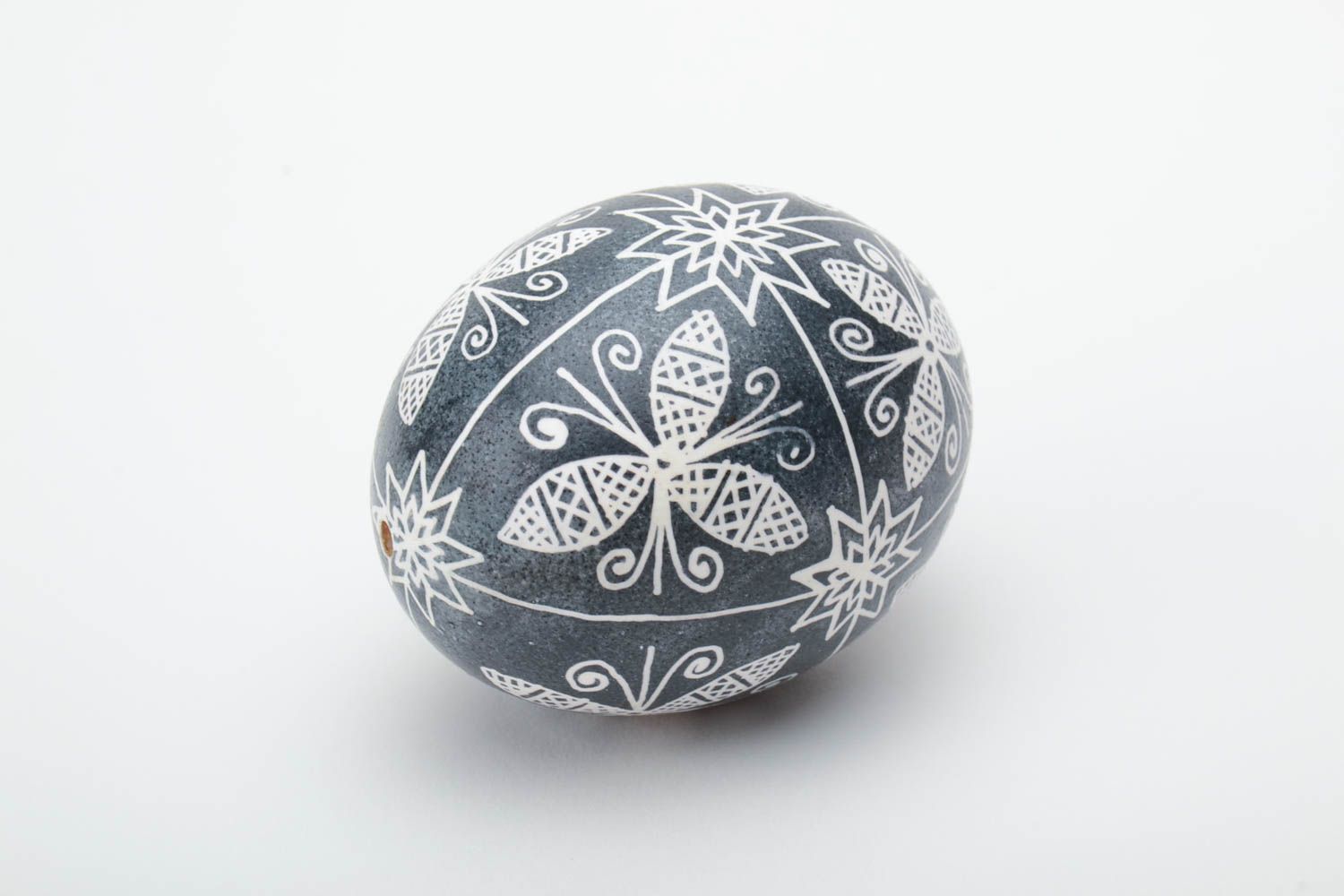 Huevo de Pascua pintado en la técnica de encerado artesanal amuleto para casa foto 2