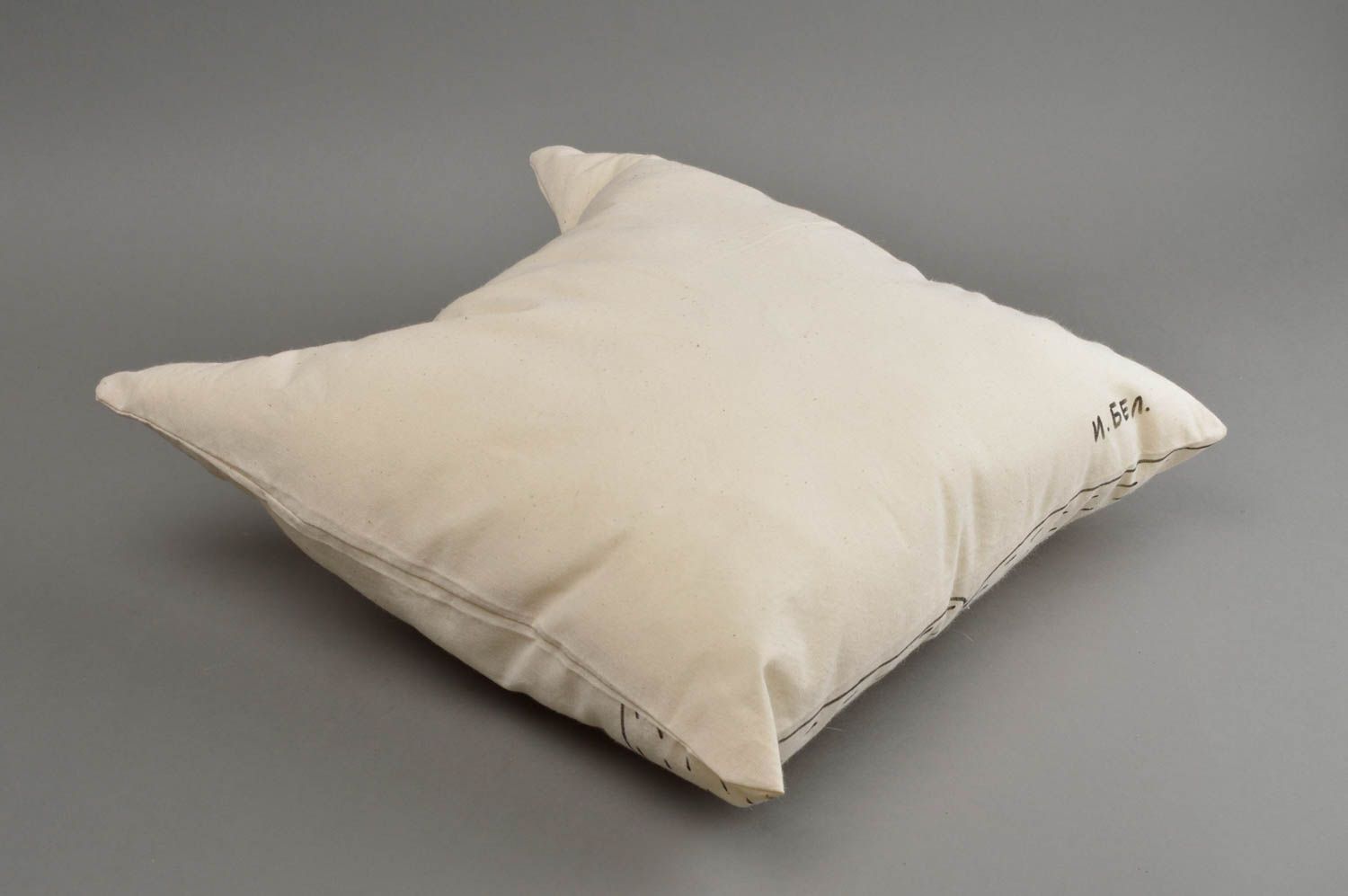 Хлопчатобумажная подушка в виде кота расписная белая красивая ручной работы фото 3