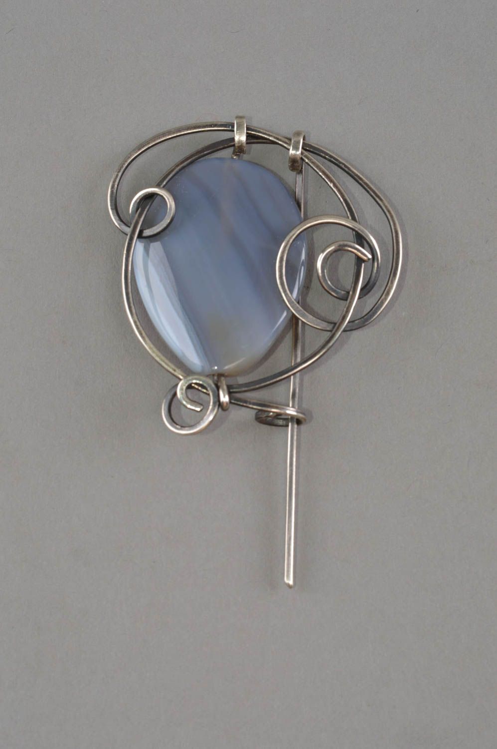 Broche en métal cupronickel avec cornaline bleu clair fait main Réflexion photo 2