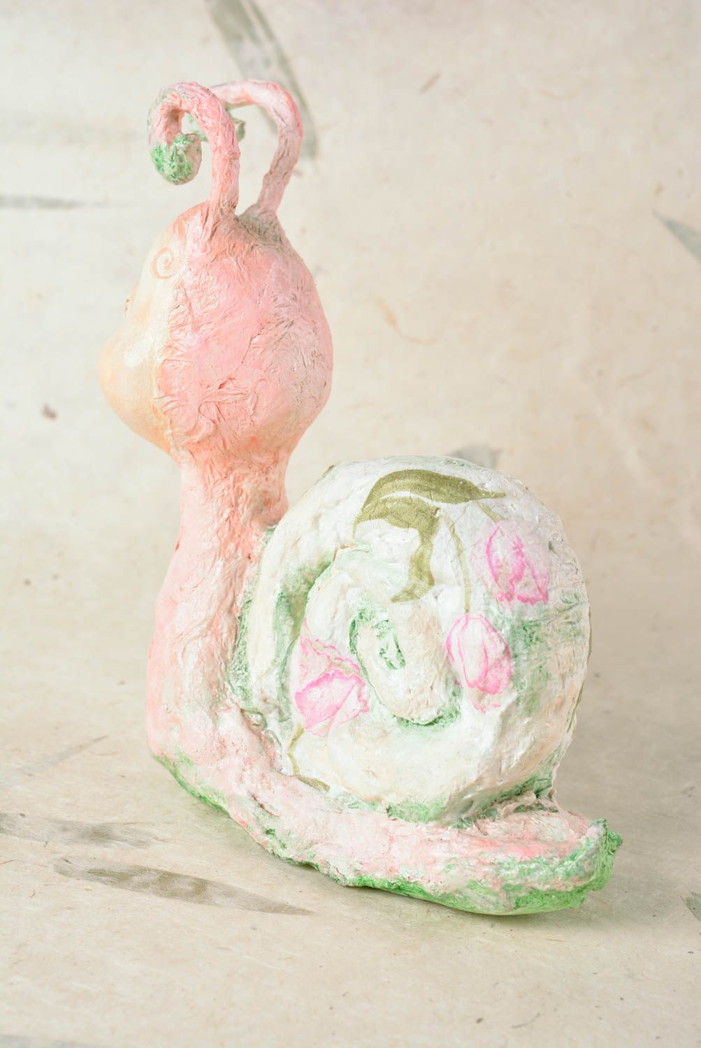 Figurine en papier mâché escargot faite main peinte de couleurs acryliques photo 3
