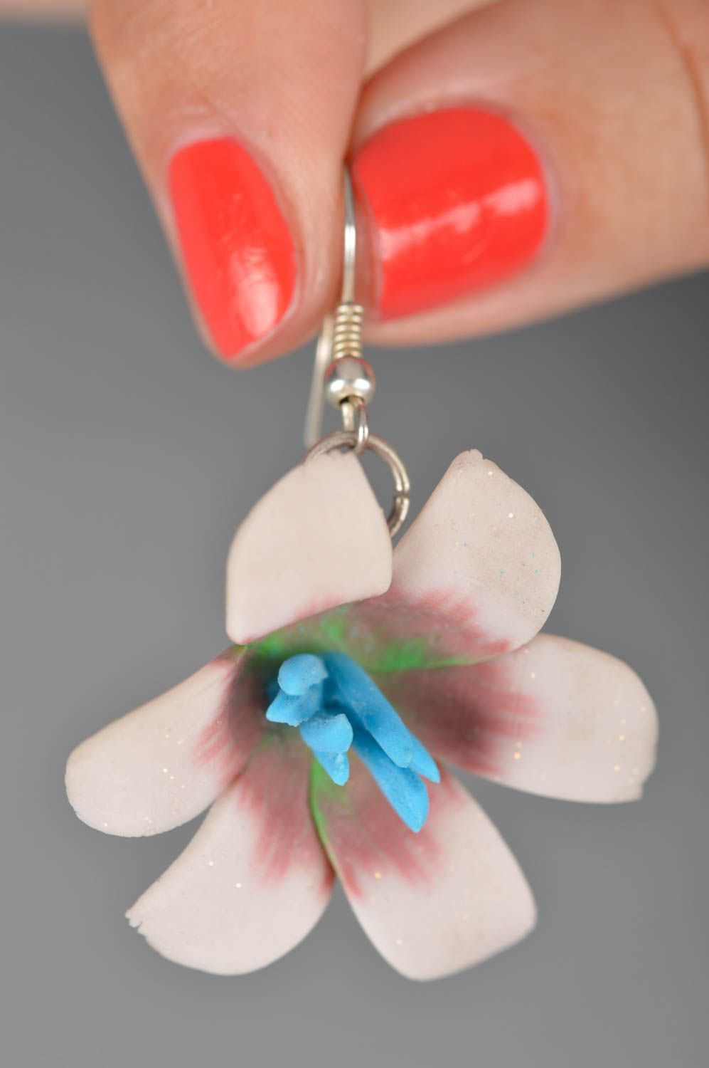 Серьги цветы из полимерной глины светлые с голубыми тычинками большие хэнд мейд фото 3
