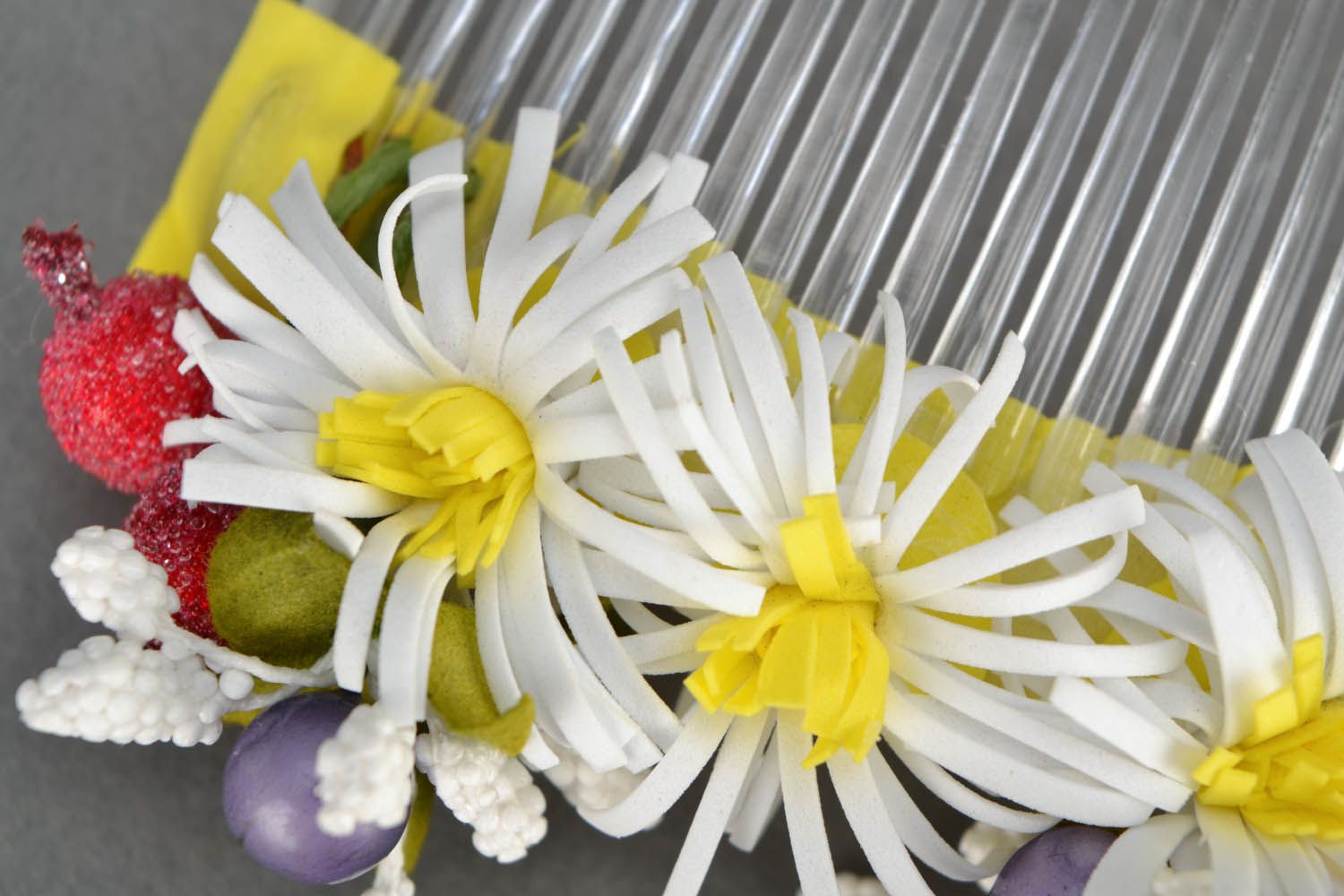 Plastic hair comb with artificial flowers photo 1