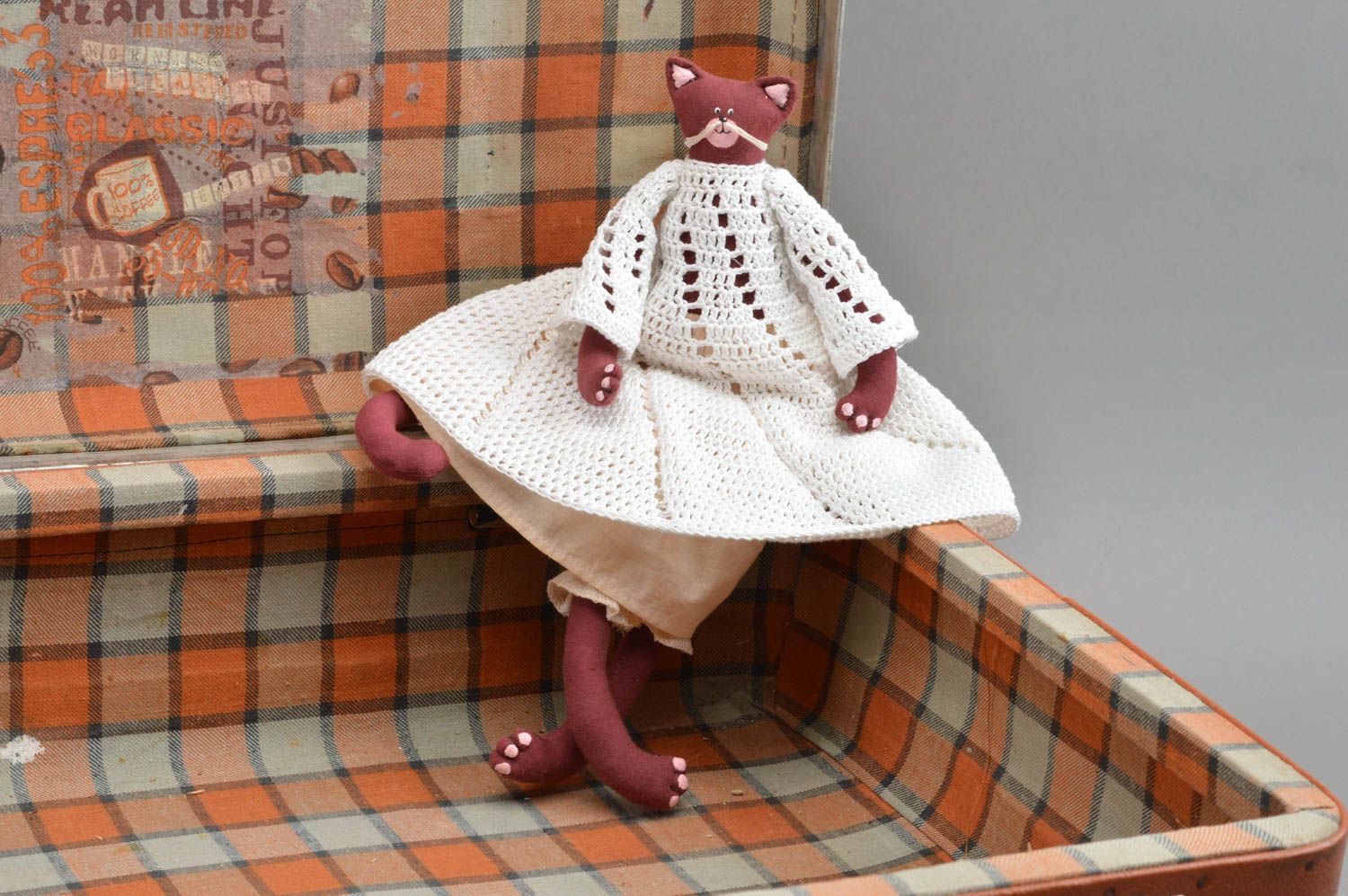 Textil Kuscheltier Katze bordeauxrot im gehäkelten Kleid klein schön handmade foto 1