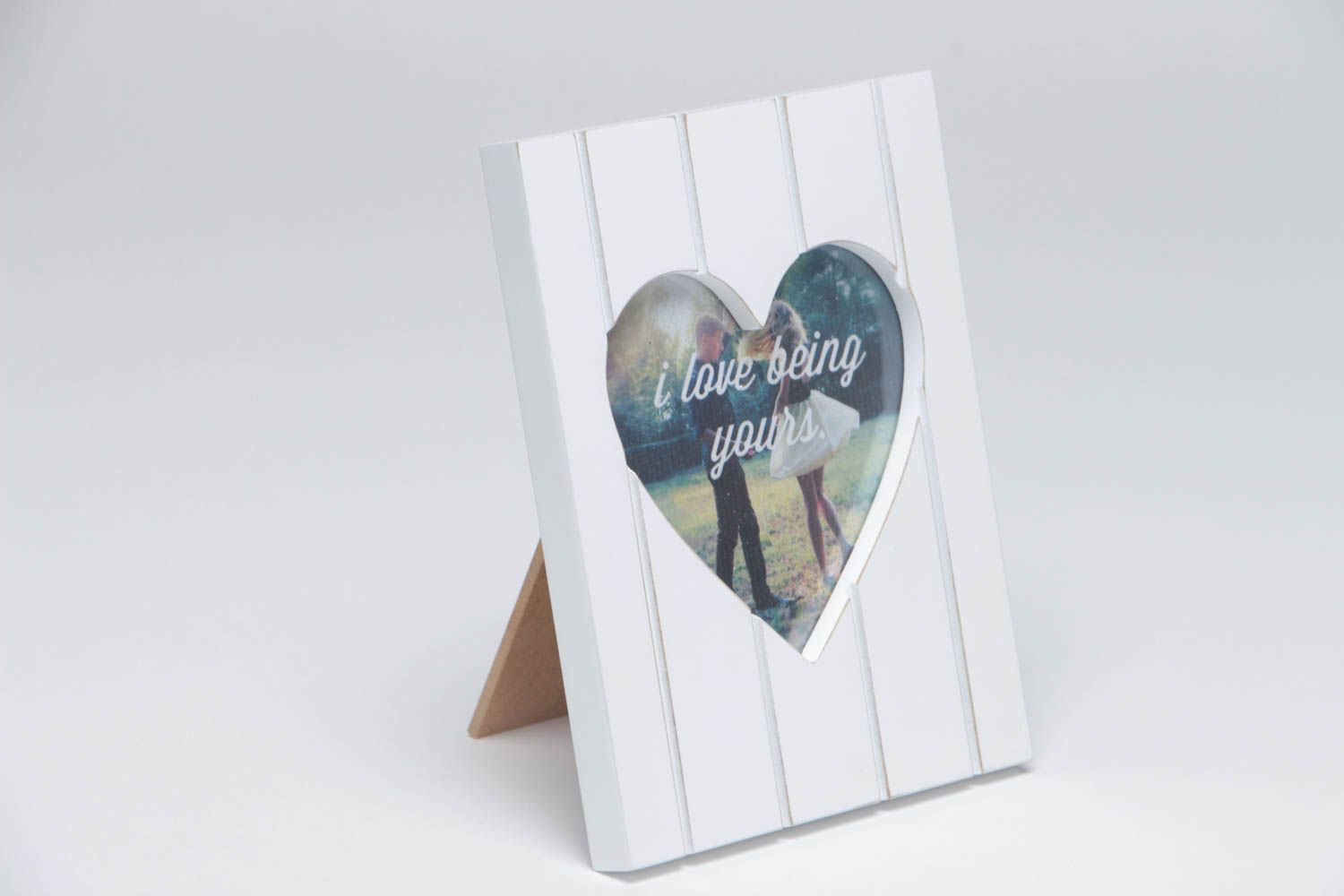 Рамка для фотографий из МДФ ручной работы настольная на белая с сердцем фото 2