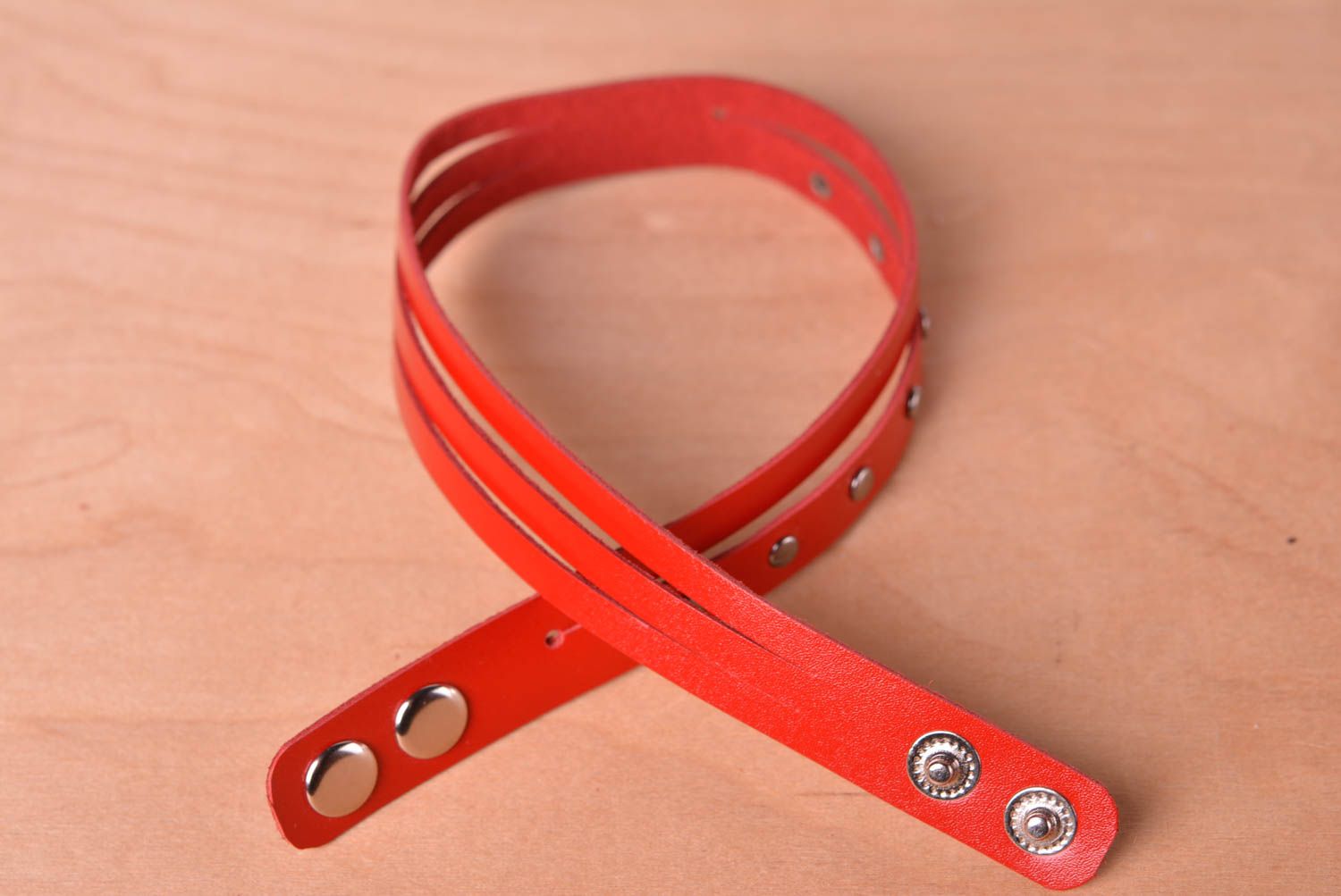 Красный браслет на руку ручной работы кожаный браслет украшение из кожи фото 3
