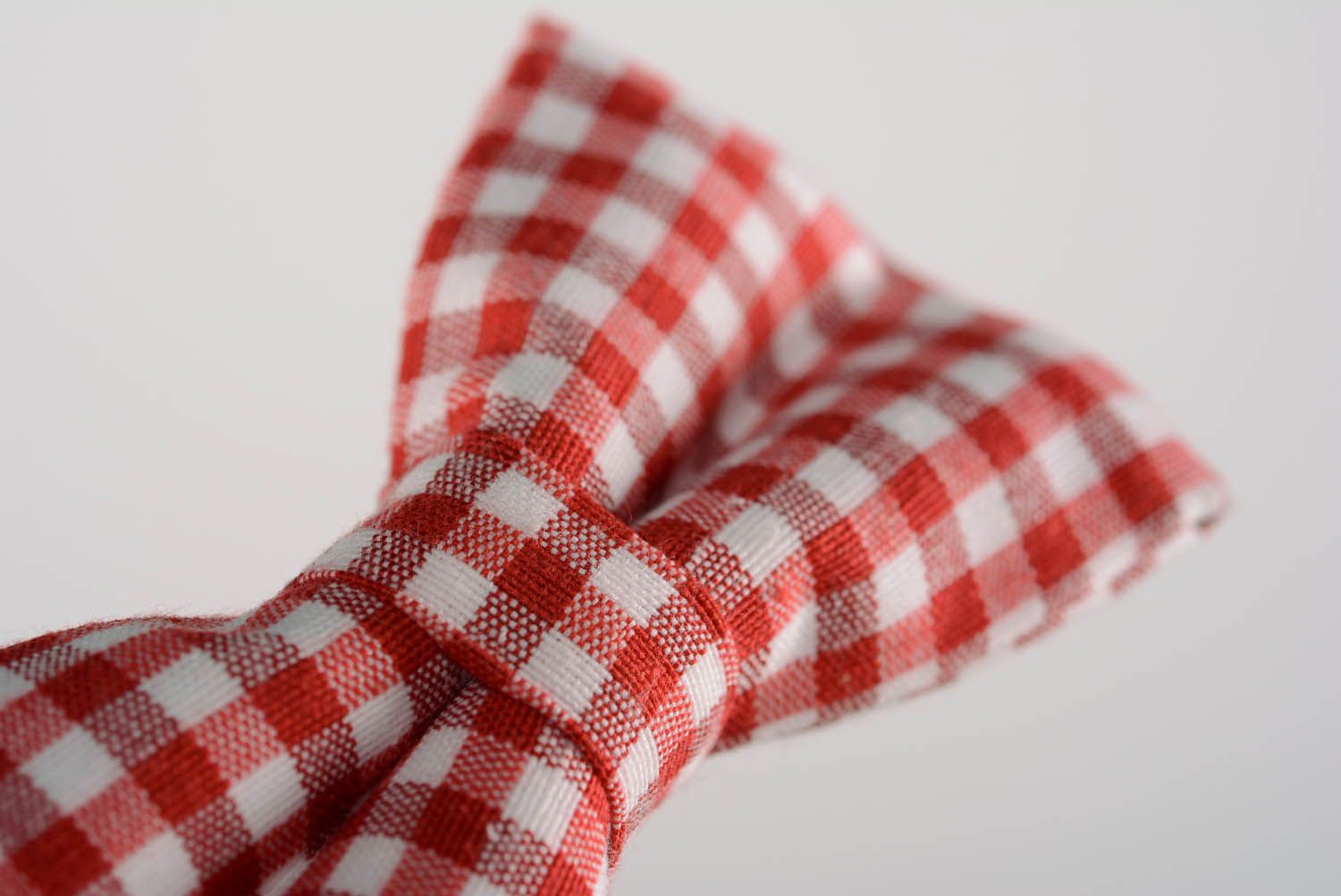 Bow tie with red and white check pattern photo 4