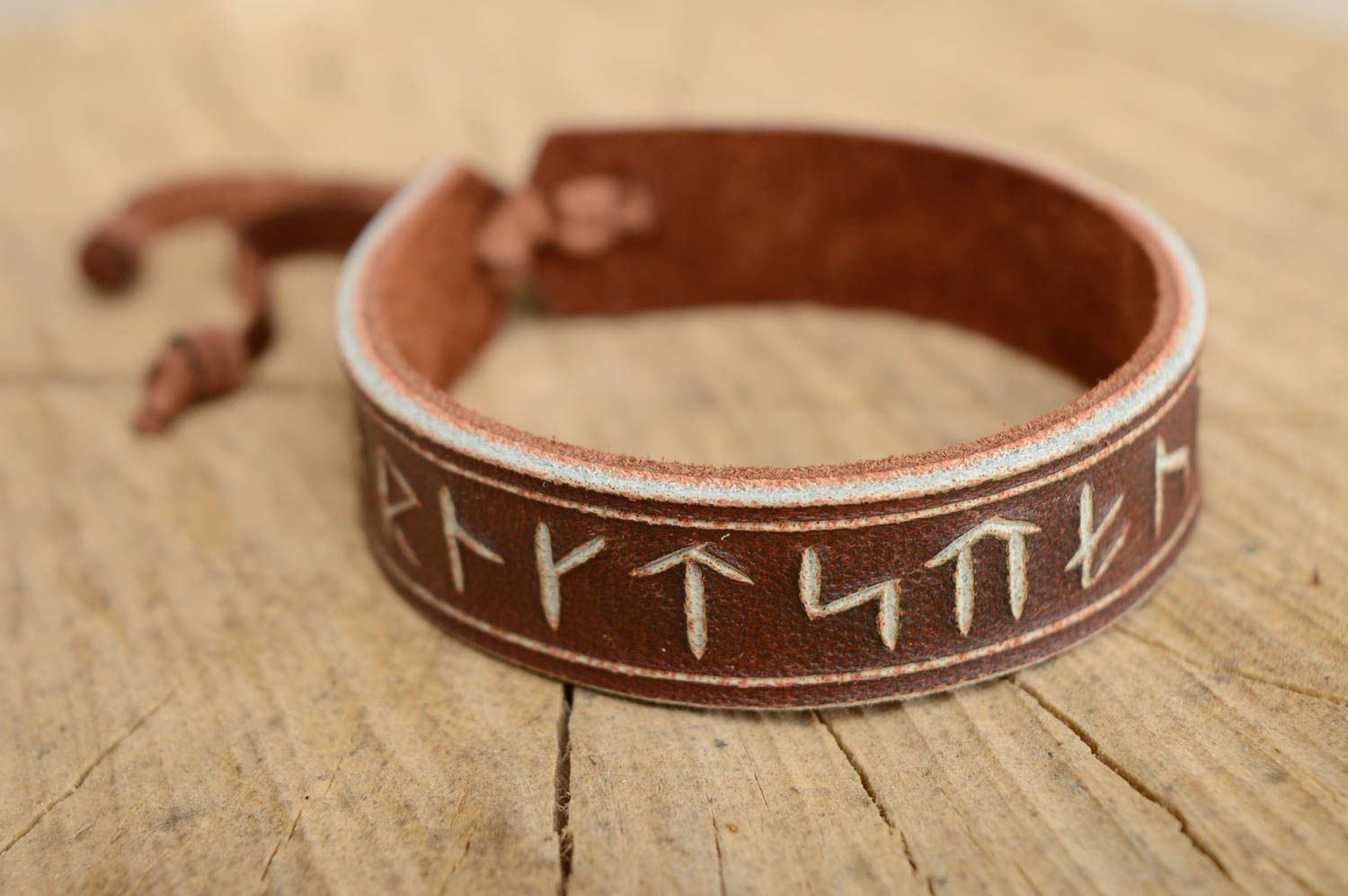 Bracelet en cuir naturel marron avec runes sculptées fait main style ethnique photo 1