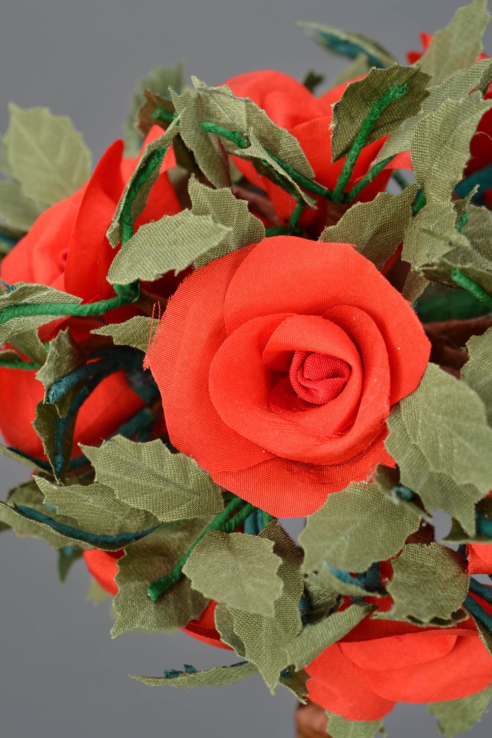 Topiario con flores rojas hecho a mano foto 3