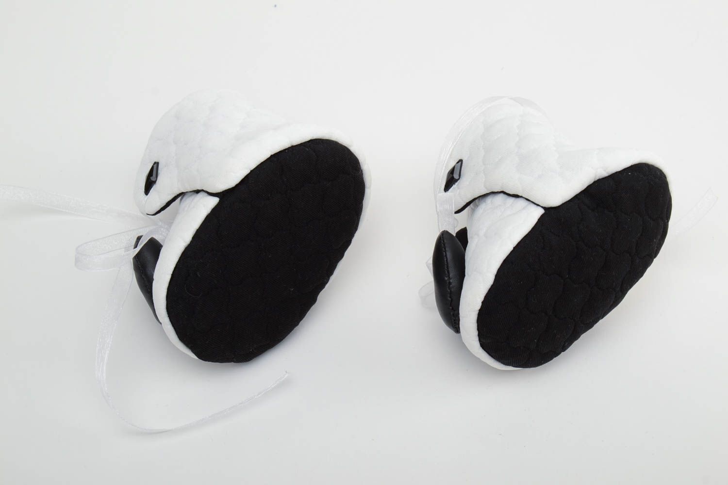 Patucos de bebé con forma de zapatitos artesanales de tricó blanquinegros  foto 4
