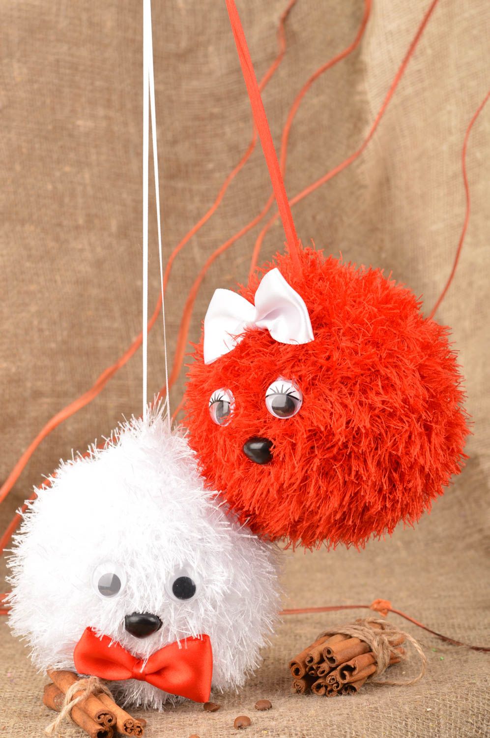 Ensemble de deux jouets mous rouge et blanc faits main Boules décoration photo 1