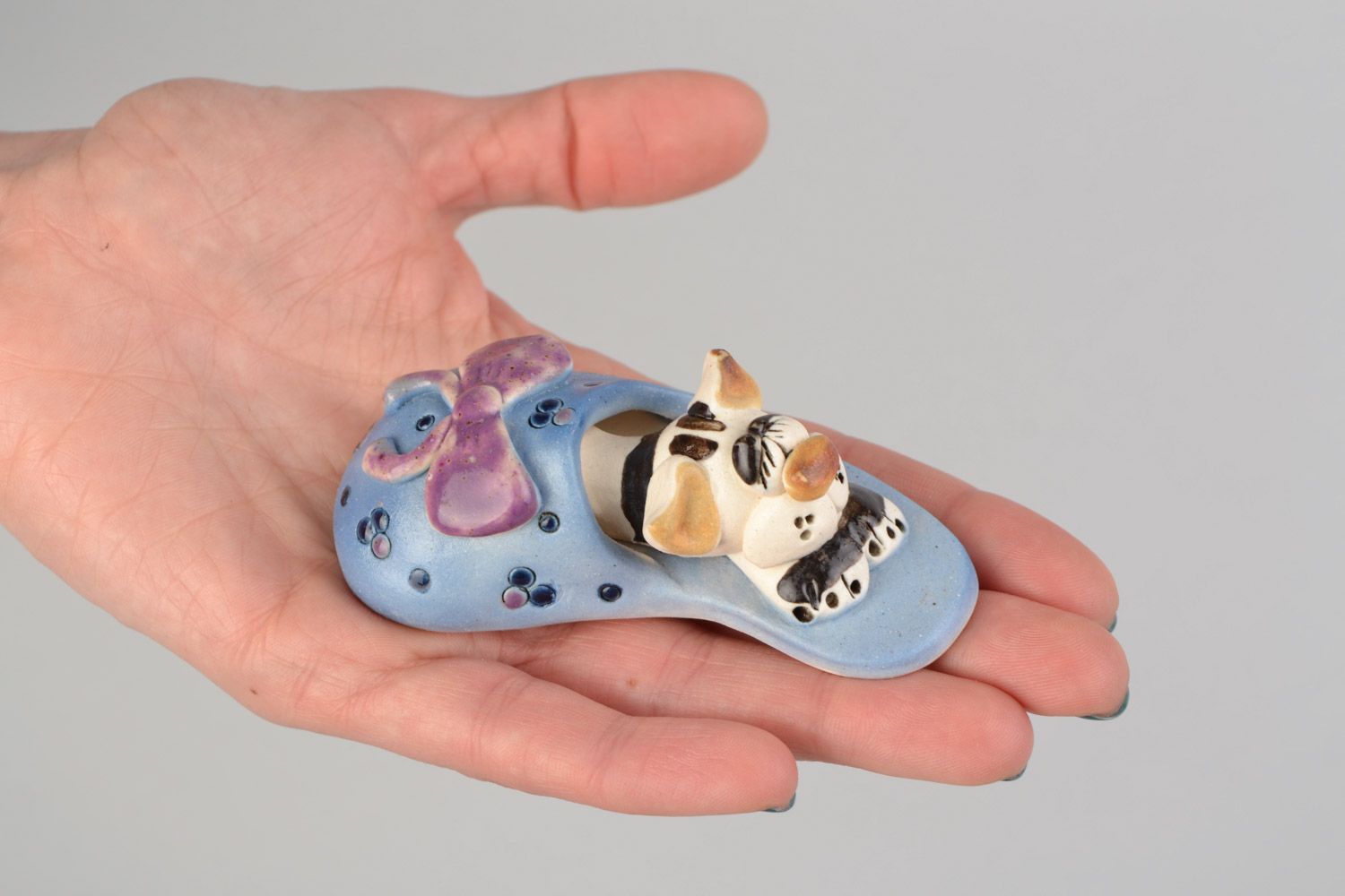 Small homemade ceramic figurine of kitten in owner's slipper painted with glaze photo 2