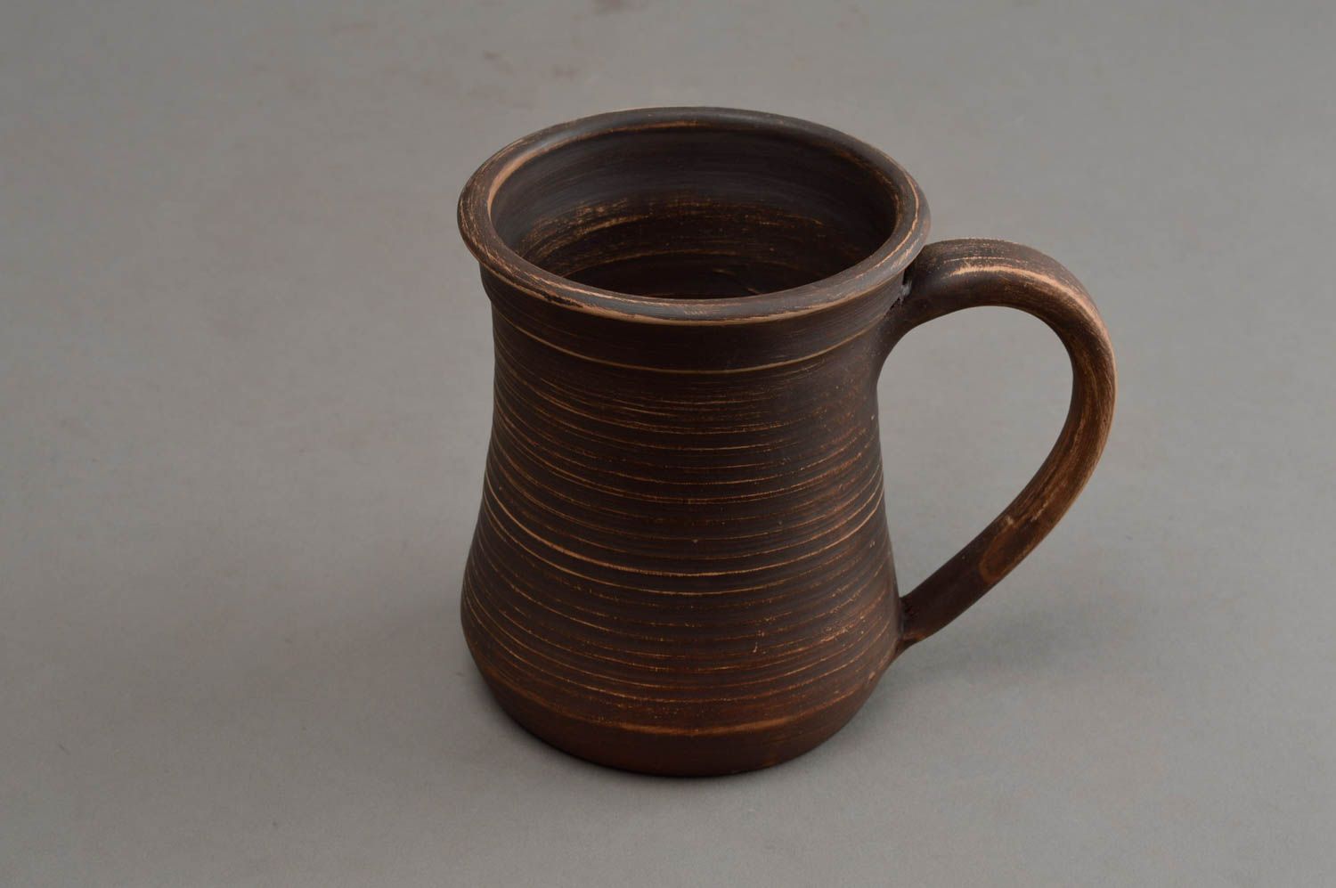 Тёмная чашка ручной работы из глины в гончарной технике для напитков 600 мл фото 3