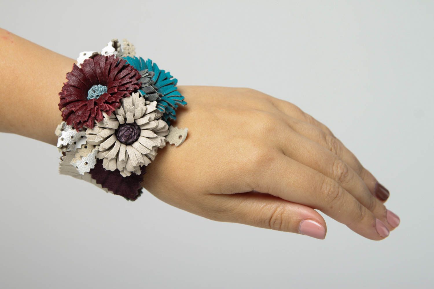 Bracelet avec fleurs Bijou fait main large cuir naturel Cadeau pour femme photo 2