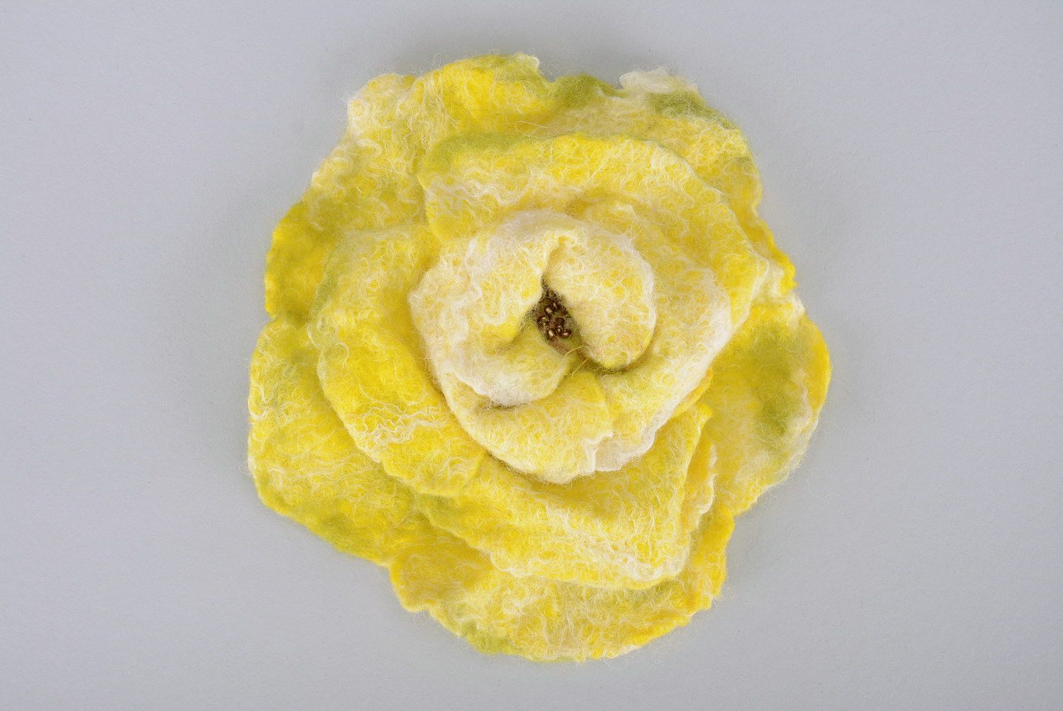 Broche en laine fleur jaune faite main photo 4