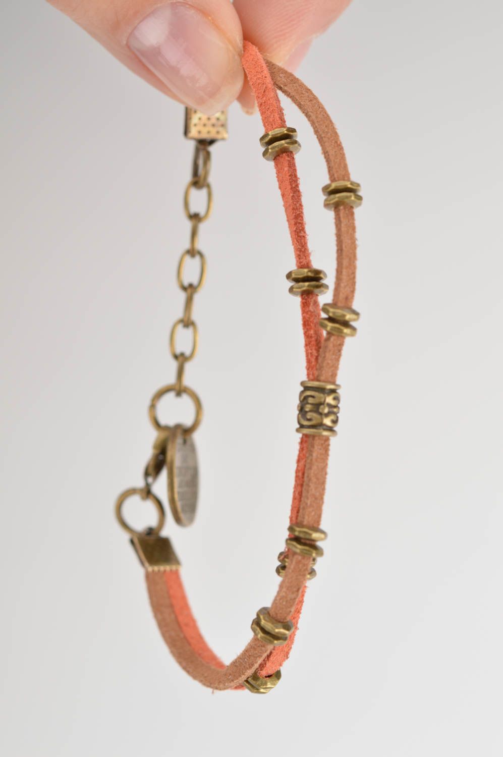 Bracelet en cordons de daim fait main avec éléments en métal marron original photo 3