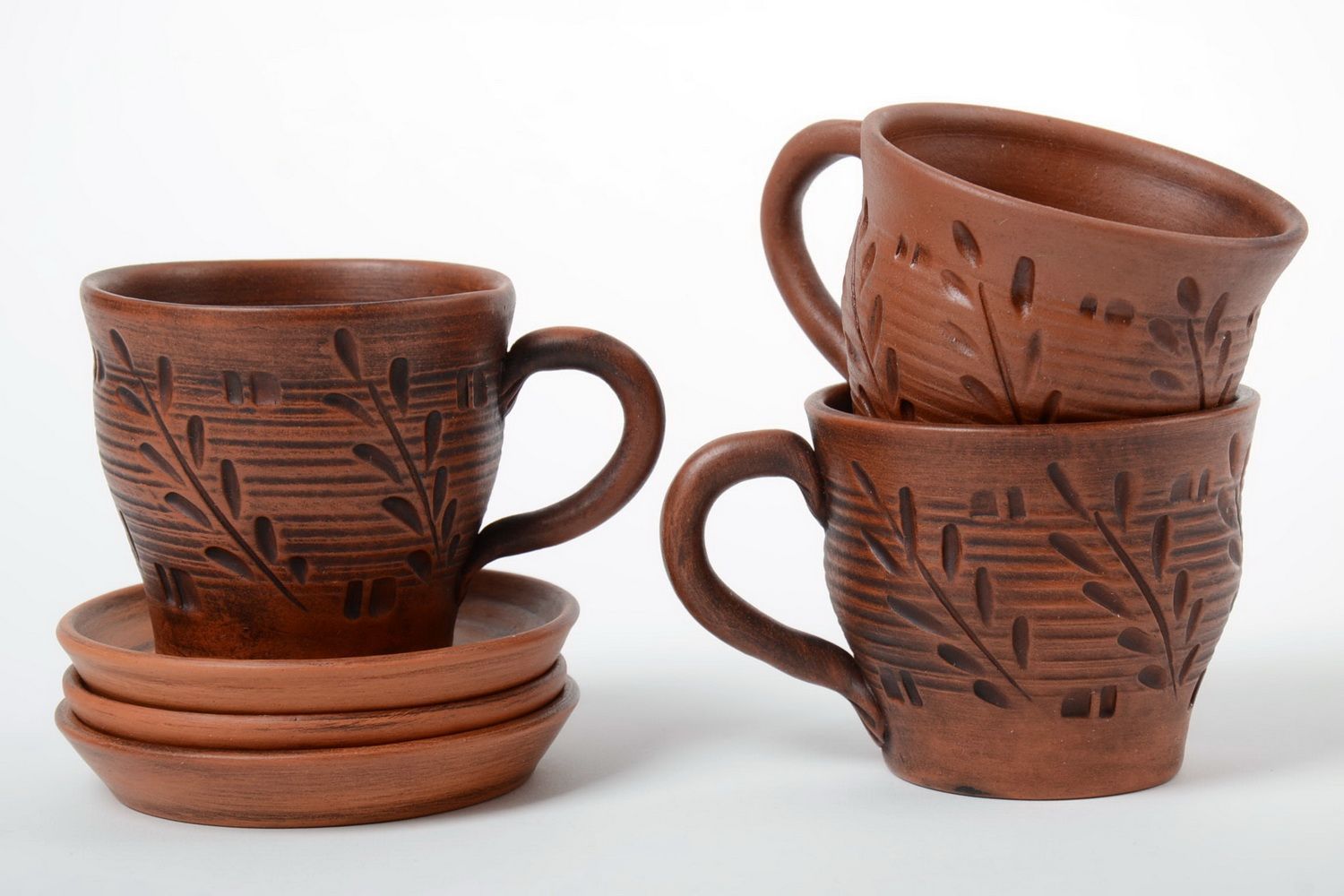 Tazas cerámicas y platillos artesanales marrones bonitos set de tres pares foto 3