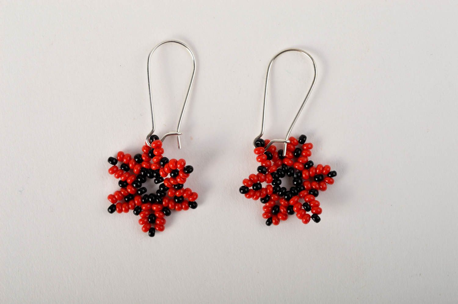 Boucles d'oreilles fait main Bijou original rouge noir fleurs Accessoire femme photo 3