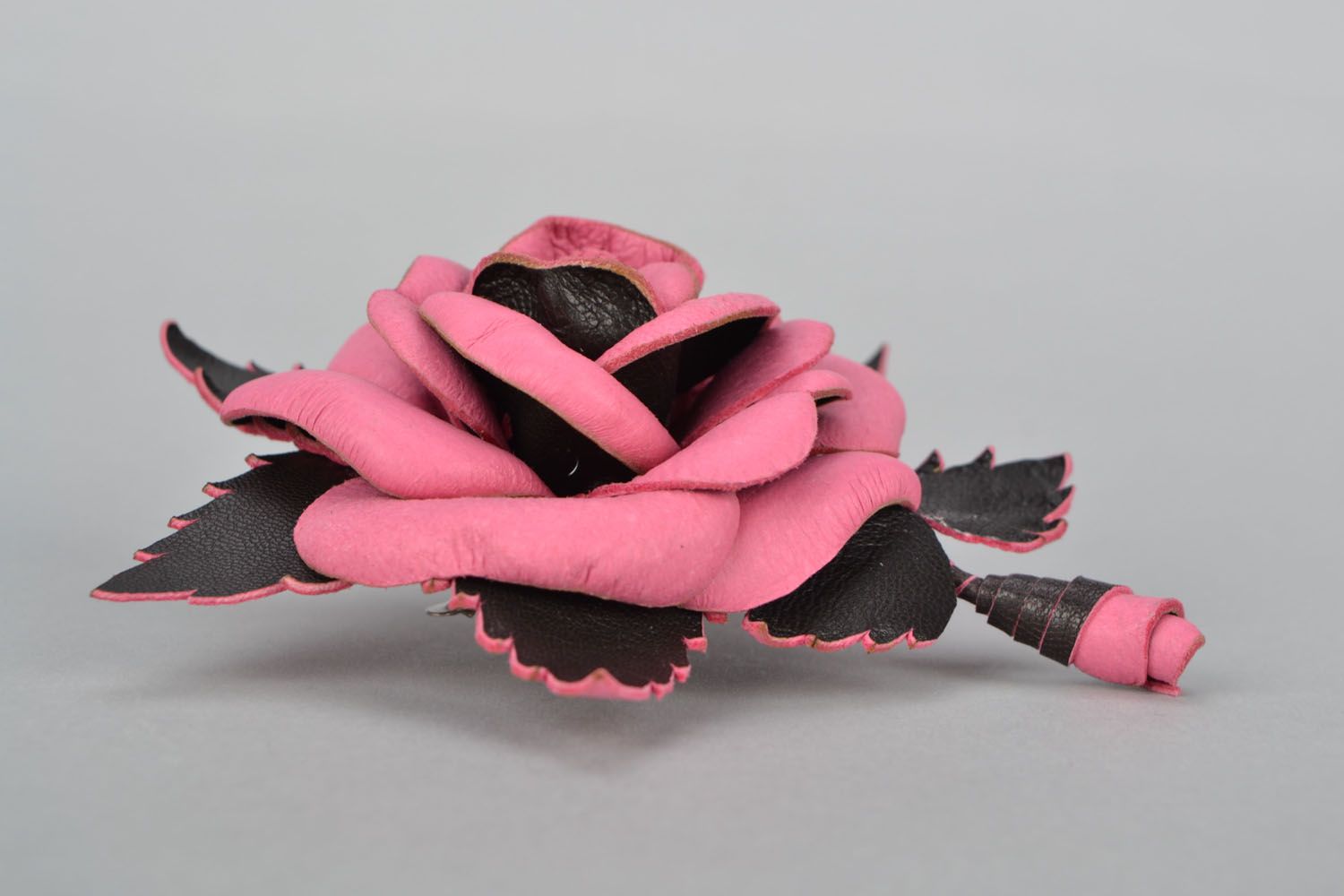 Broche barrette en forme de fleur en cuir photo 3