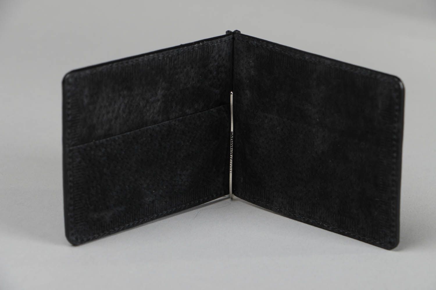 Carteira feita de couro genuíno de cor preto foto 2