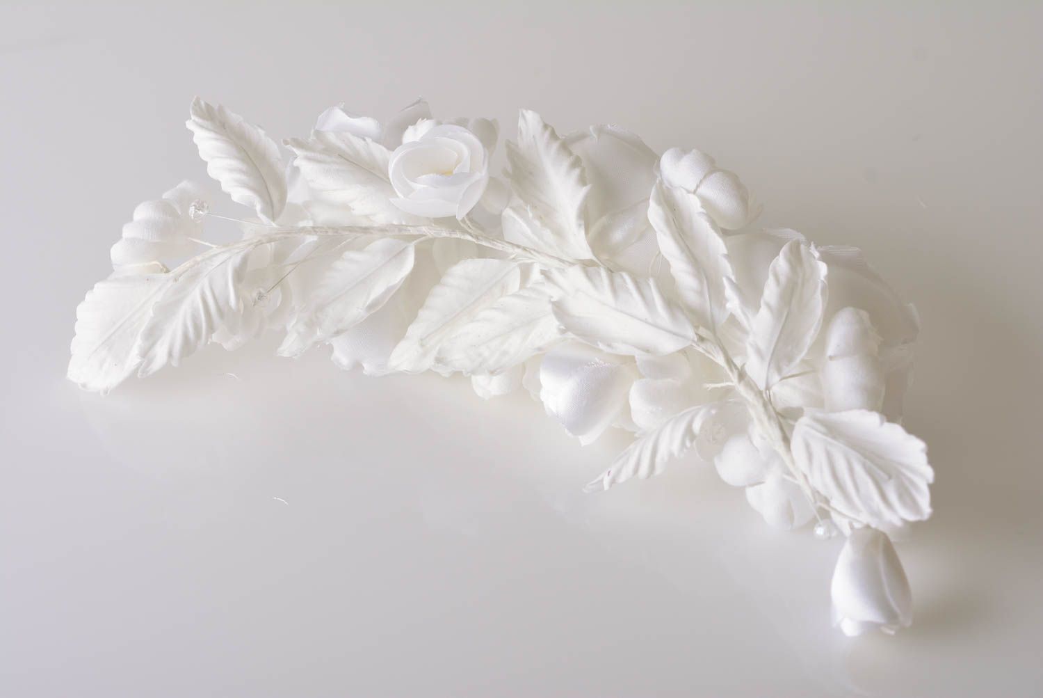 Originelle weiße dekorative Rosen aus Seide Blumen mit Perlen für Dekoration foto 3