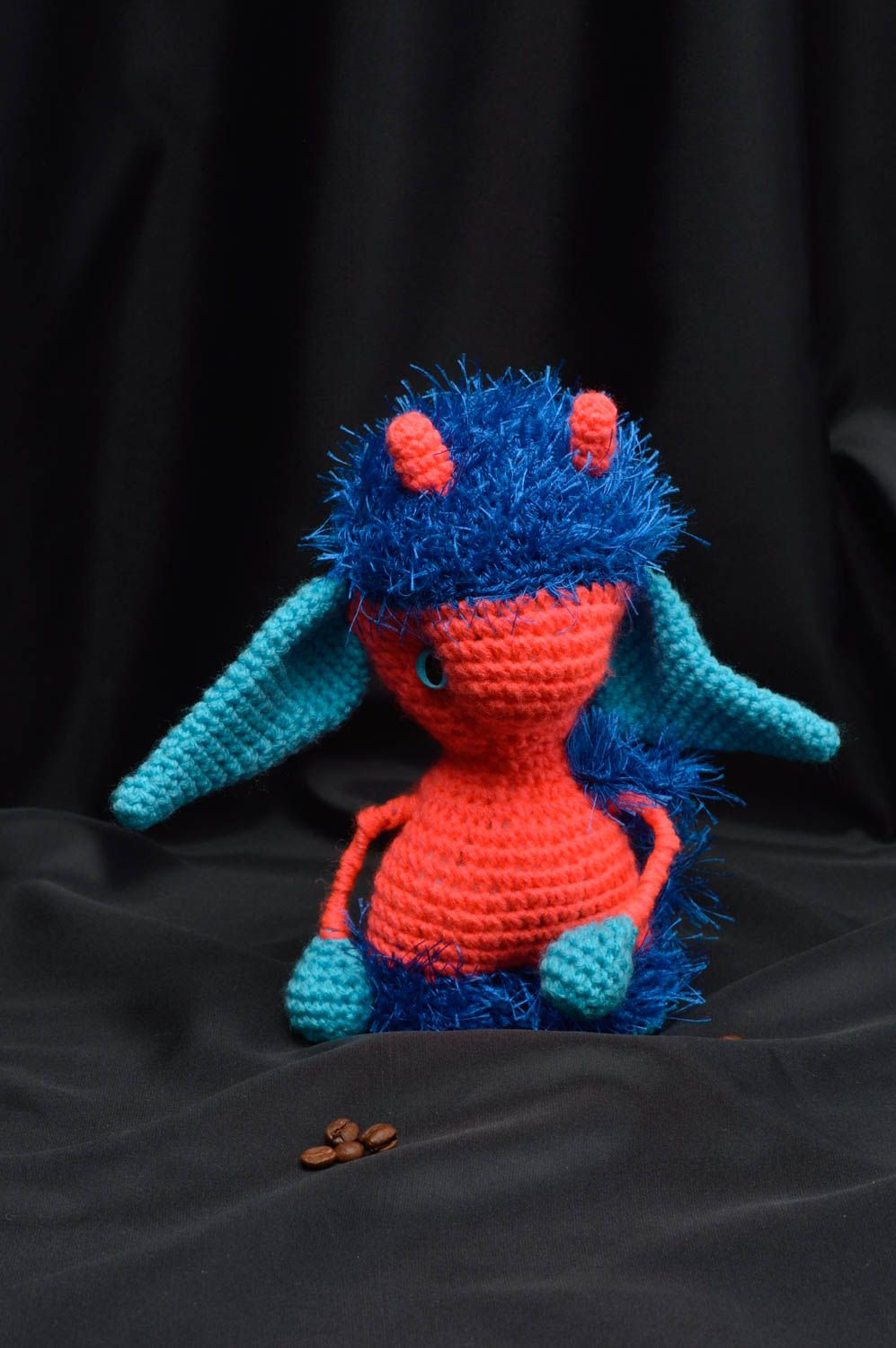 Peluche extraterrestre tricotée au crochet rouge-bleu originale faite main photo 1